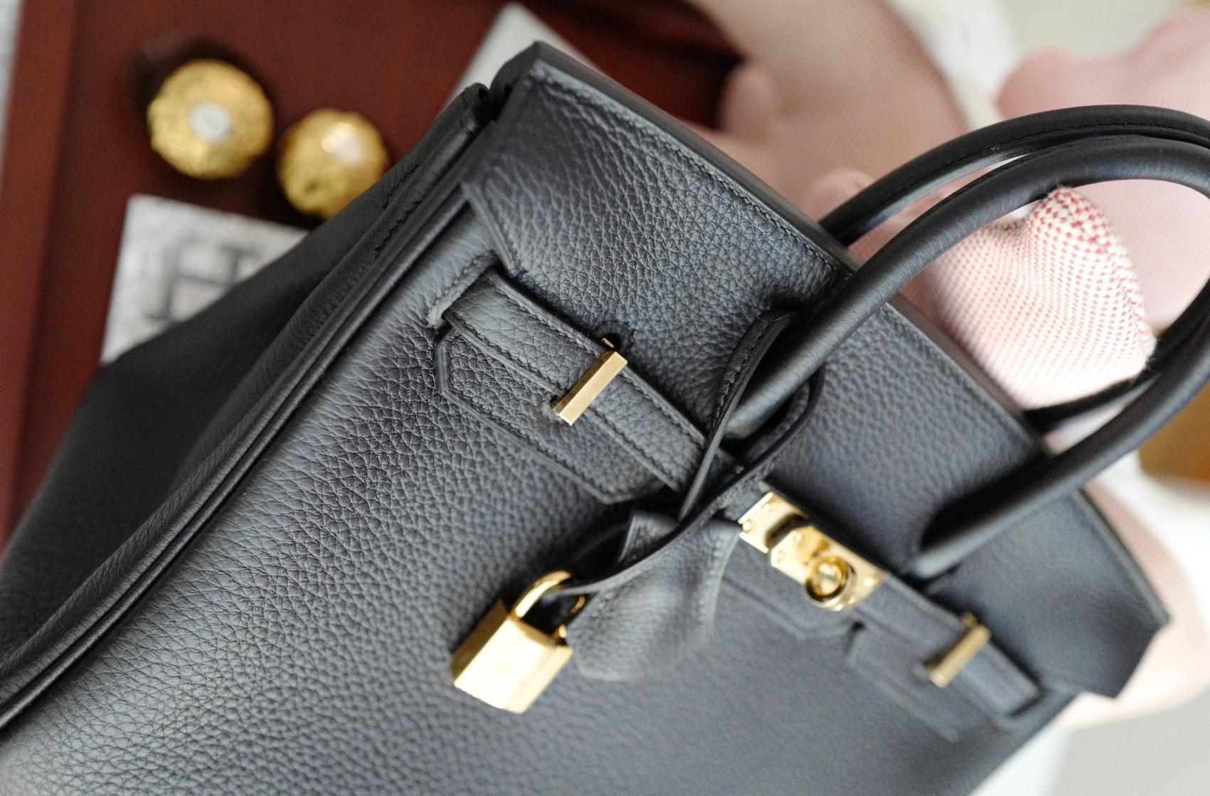 Hermès Birkin 25 in pelle nera di Togo con hardware dorato K.K. in vendita 11