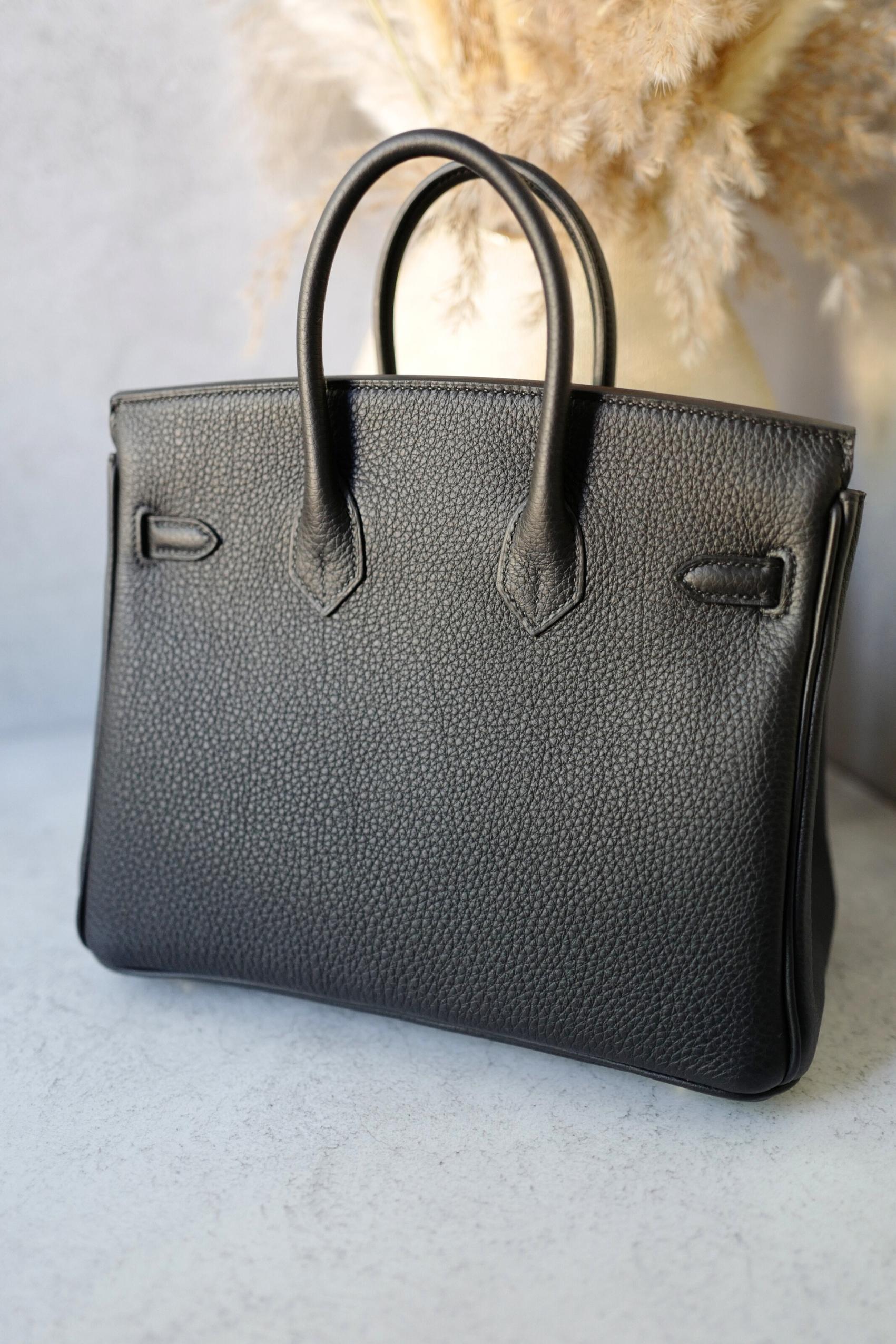 Nero Hermès Birkin 25 in pelle nera di Togo con hardware dorato K.K. in vendita