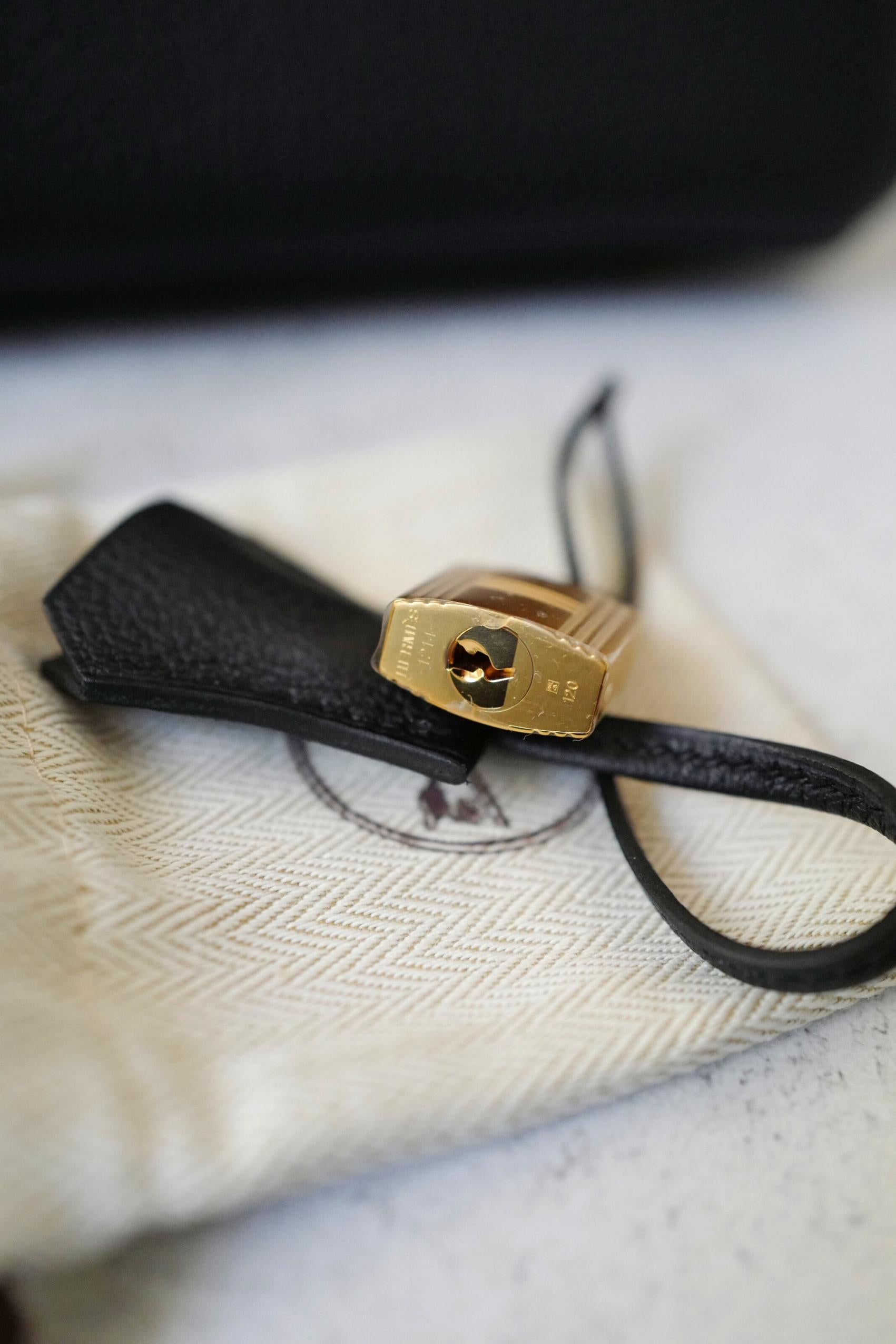 Hermès Birkin 25 in pelle nera di Togo con hardware dorato K.K. in vendita 4