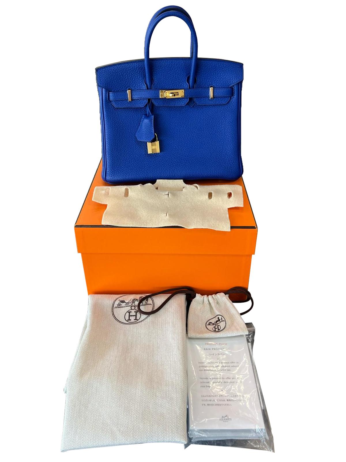 Este Birkin es de Piel de Togo Azul Real con herrajes dorados. Tiene pespuntes tonales, solapa delantera, clochette con cierre y asas de doble vuelta. 

Detalles:
Diseñador: Hermes
Modelo: Birkin
Tamaño: 25
Color: Azul real
Material: Cuero de