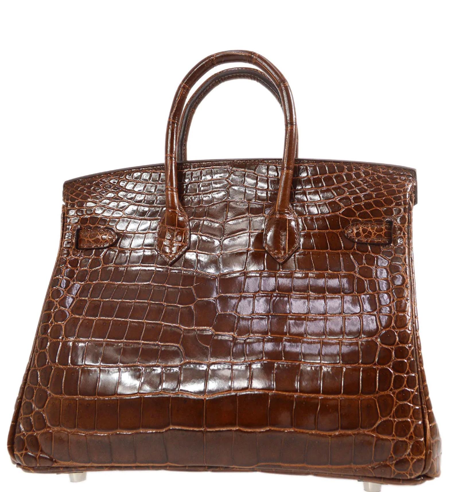 HERMES Birkin 25 Brown Shiny Crocodile Exotic Leather Gold Hardware Tote Bag In Good Condition In Chicago, IL