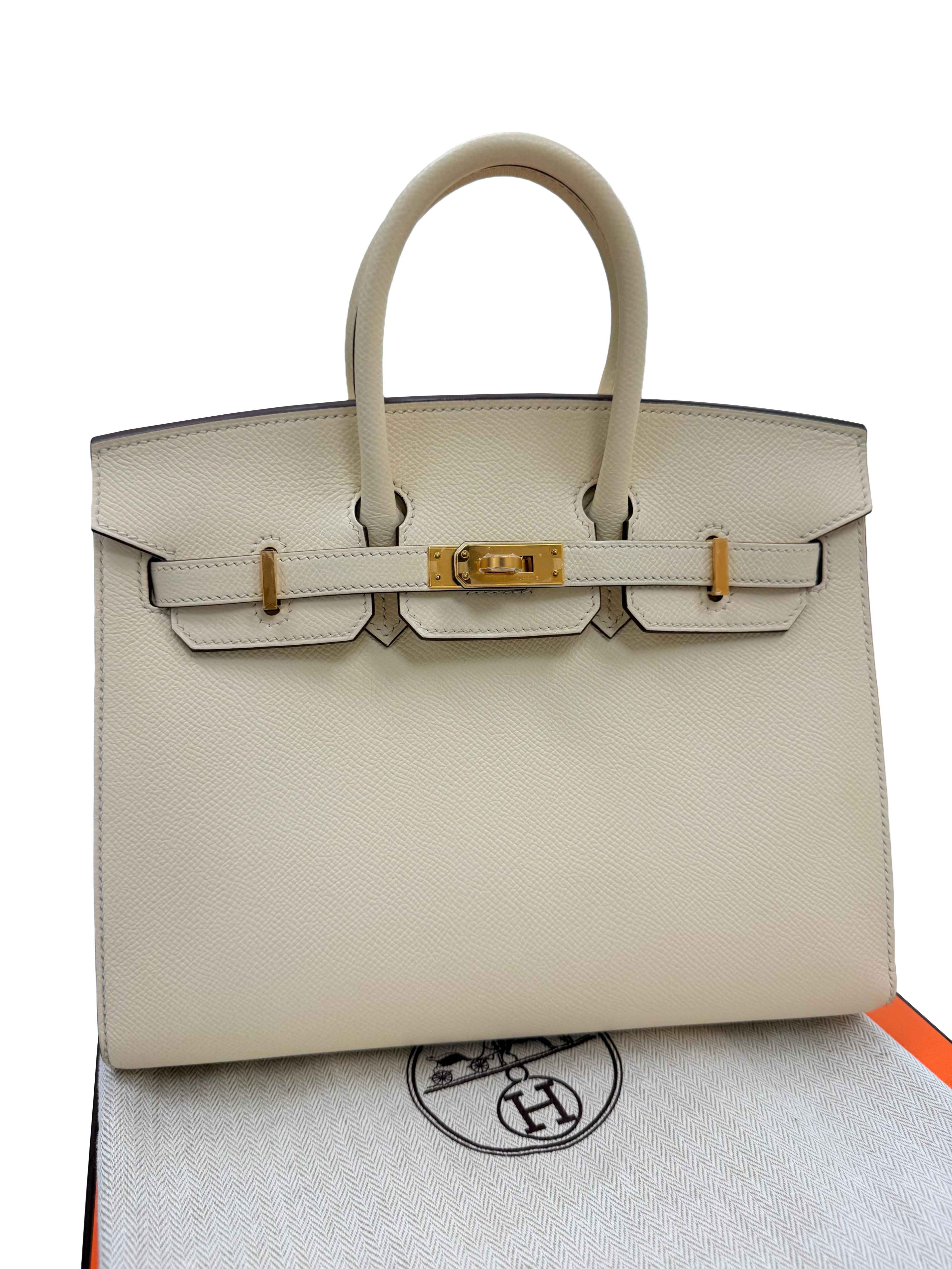 Diese Hermès Birkin 25 aus Craie Togo-Leder mit goldenen Beschlägen ist ein wahrhaft exquisites Stück und verkörpert unaufdringlichen Luxus und zeitlose Raffinesse. Die Craie ist eine der begehrtesten neutralen Farben von Hermès, elegant, leuchtend