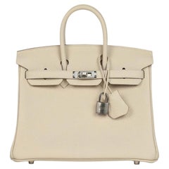 Hermès Birkin 25 aus Craie-Togo-Leder mit Beschlägen aus Palladium – Handtasche