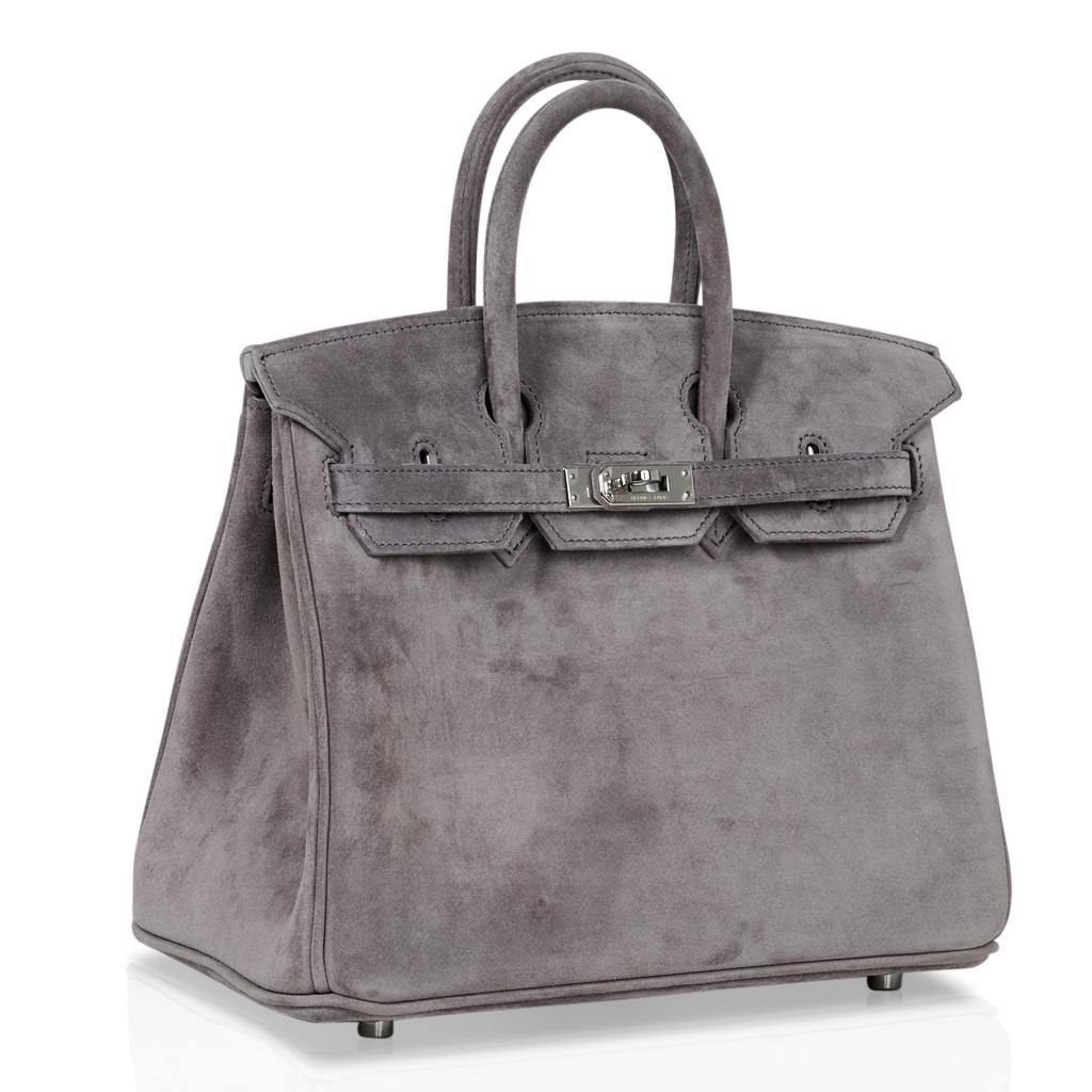 Mightychic offers a limited edition Hermes Birkin 25 bag featured in Gris Fume Doblis (Suede).
This subtle shade of gray bag is accentuated with palladium hardware.
Exquisite and extremely rare limited edition Hermes Birkin. 
Comes with lock, keys,