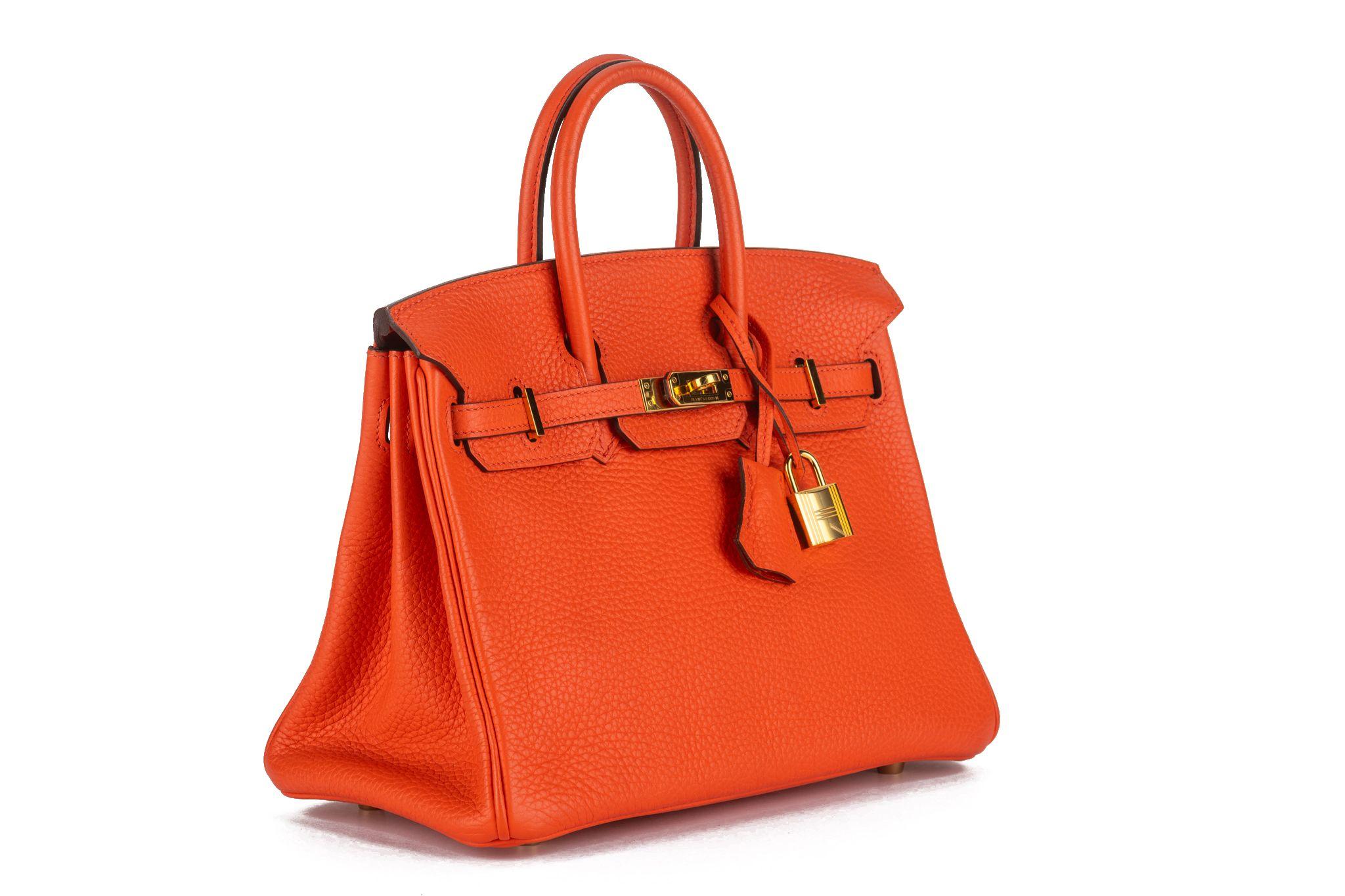 The Birkin 25 with gold hardware and has tonal stitching, front flap, two straps with center toggle closure, clochette with lock and two keys and double rolled handles. The interior is lined with chevre leather. Includes booklet, rain protection,