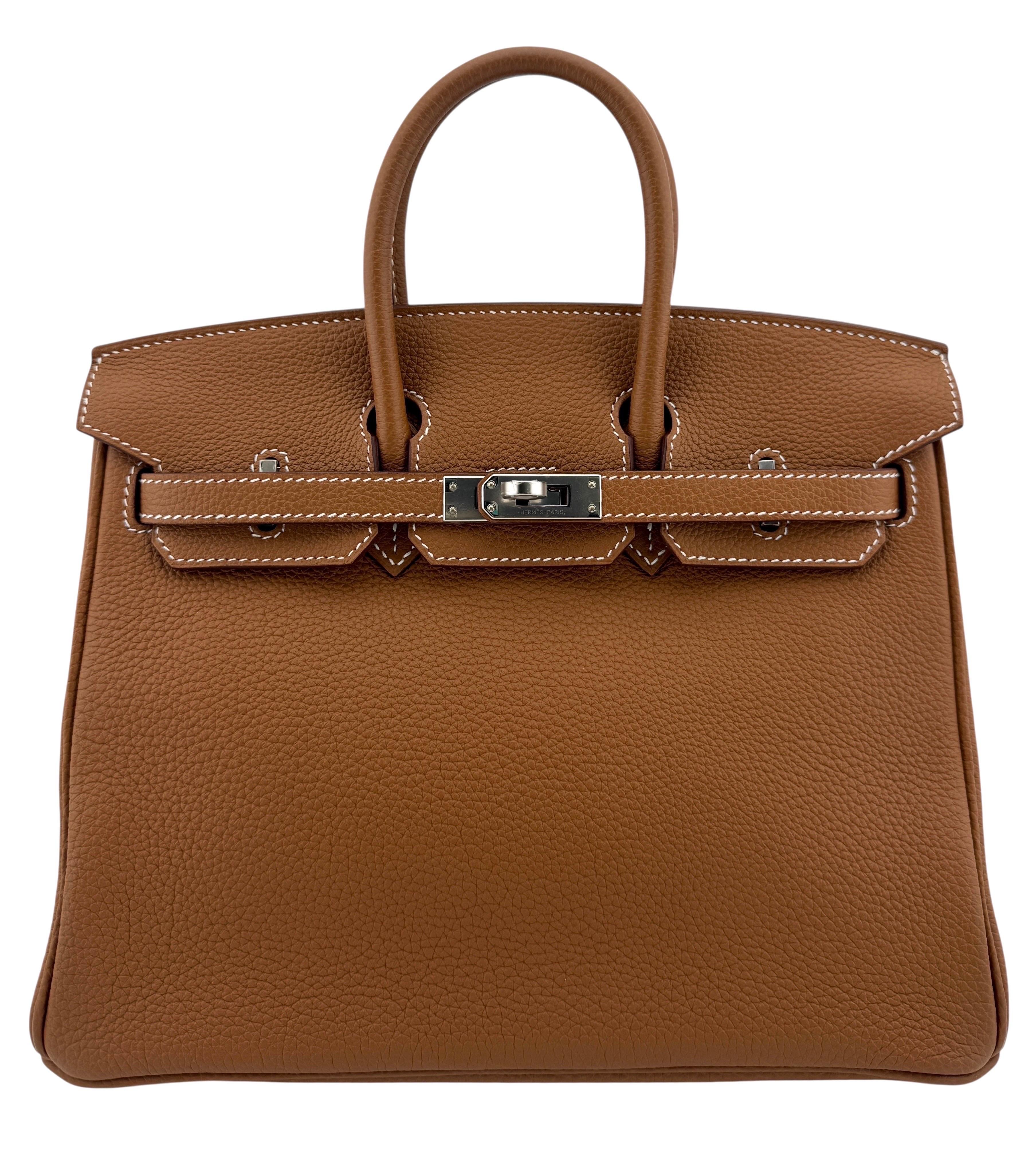Assolutamente stupefacente e una delle combinazioni Hermes più ambite e difficili da ottenere!  Come nuova Hermes Birkin 25 Gold Togo Leather completata da hardware Palldium.

 D. A. 2019. 

COME NUOVO Plastica su tutta la ferramenta e i