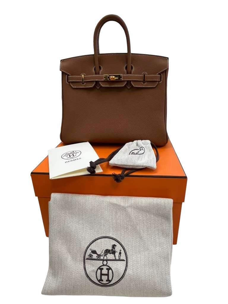 Ce Birkin est en cuir Gold Togo avec des accessoires en or. Il est doté d'un rabat, de deux sangles, d'une clochette avec serrure et de poignées à double enroulement. L'intérieur est doublé de cuir de Chèvre ton sur ton, créant ainsi un continuum de