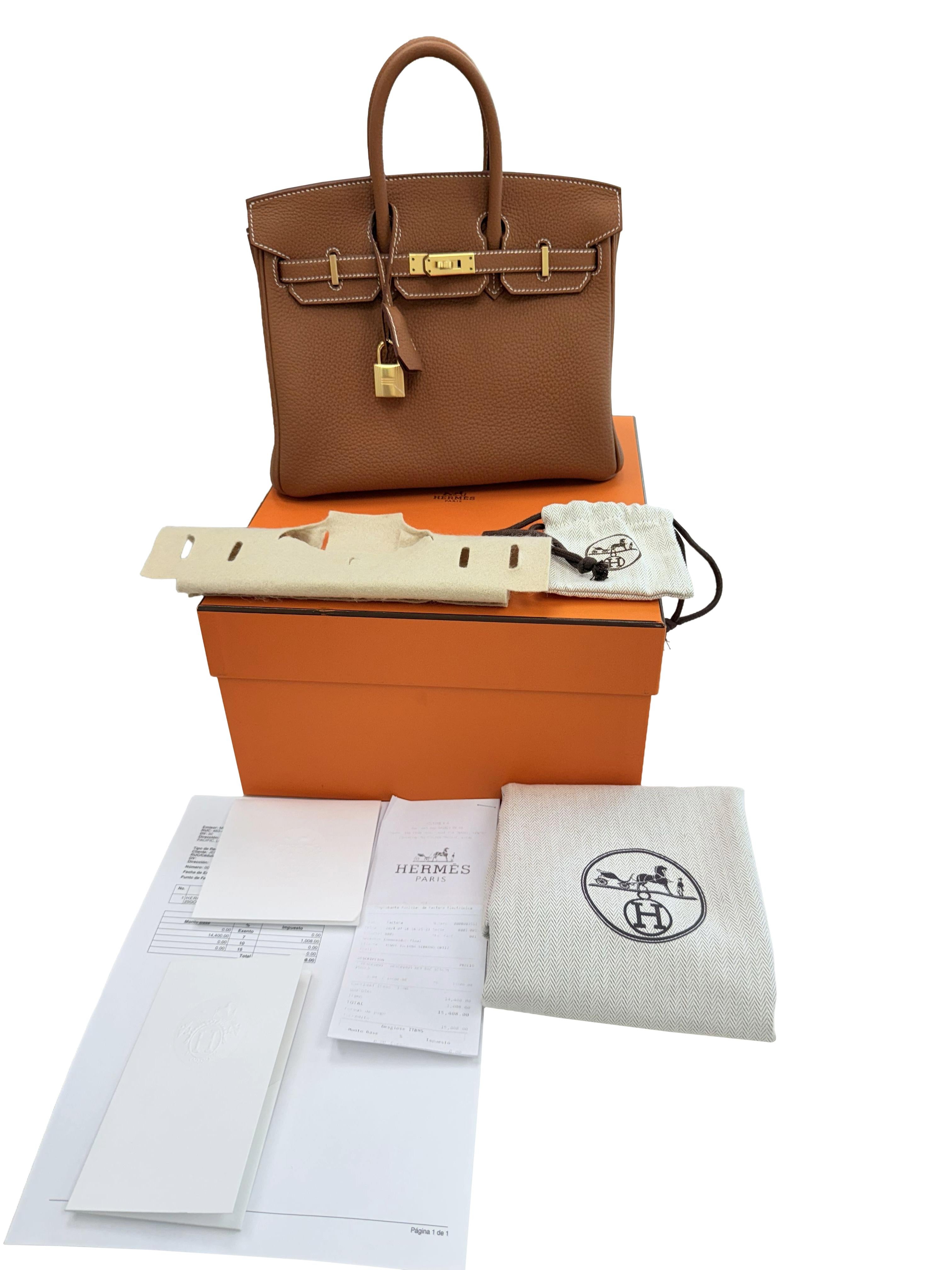 Prova il lusso senza tempo con la Birkin 25 di Hermès nell'iconica pelle Gold Togo, rifinita con un'elegante minuteria dorata. Questo capolavoro compatto incarna la leggendaria abilità artigianale e la raffinatezza di The Connoisseur, rendendolo il