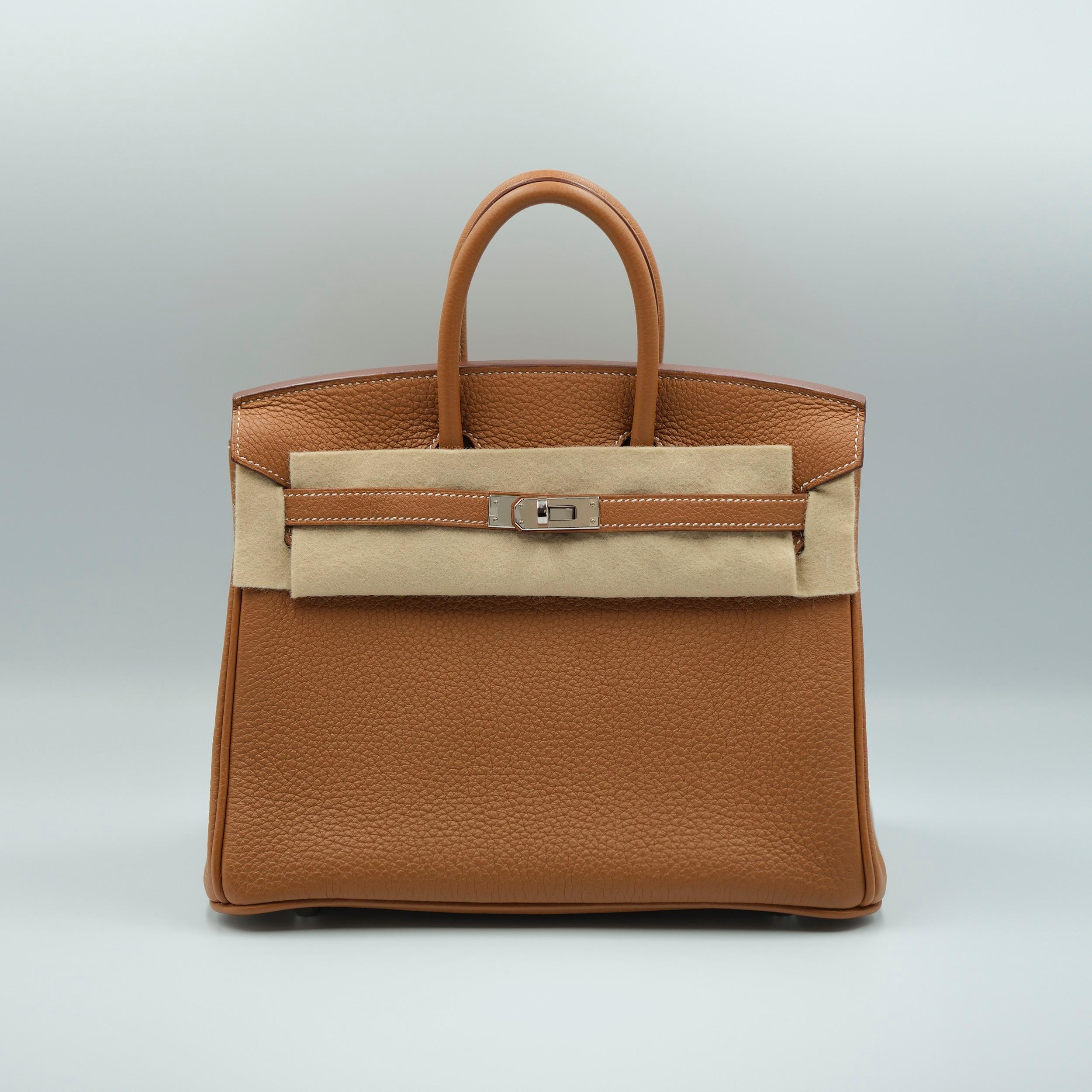 Ce Birkin 25 d'Hermès est fabriqué en cuir Gold Togo avec des accessoires en palladium. Il incarne la sophistication intemporelle dans un format plus petit et très convoité. Il est doté de coutures contrastées, d'un rabat frontal, de deux bretelles
