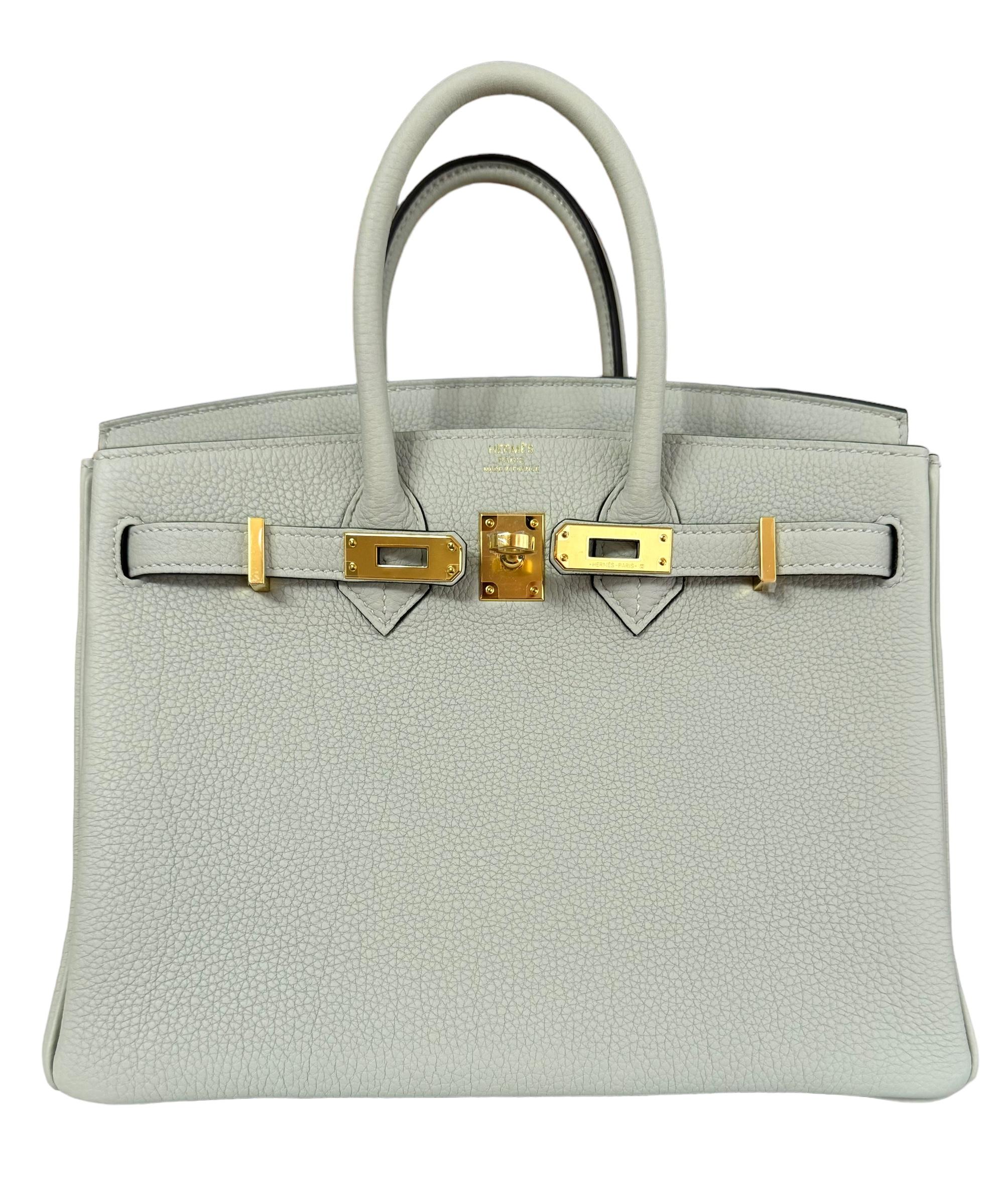 Absolument magnifique et l'un des Combos Hermes les plus convoités et les plus difficiles à obtenir ! Nouveau 2023 Hermes Birkin 25 Gris Neve Togo Leather complimented by Gold Hardware. B Tampon 2023. Tous les accessoires et la boîte sont