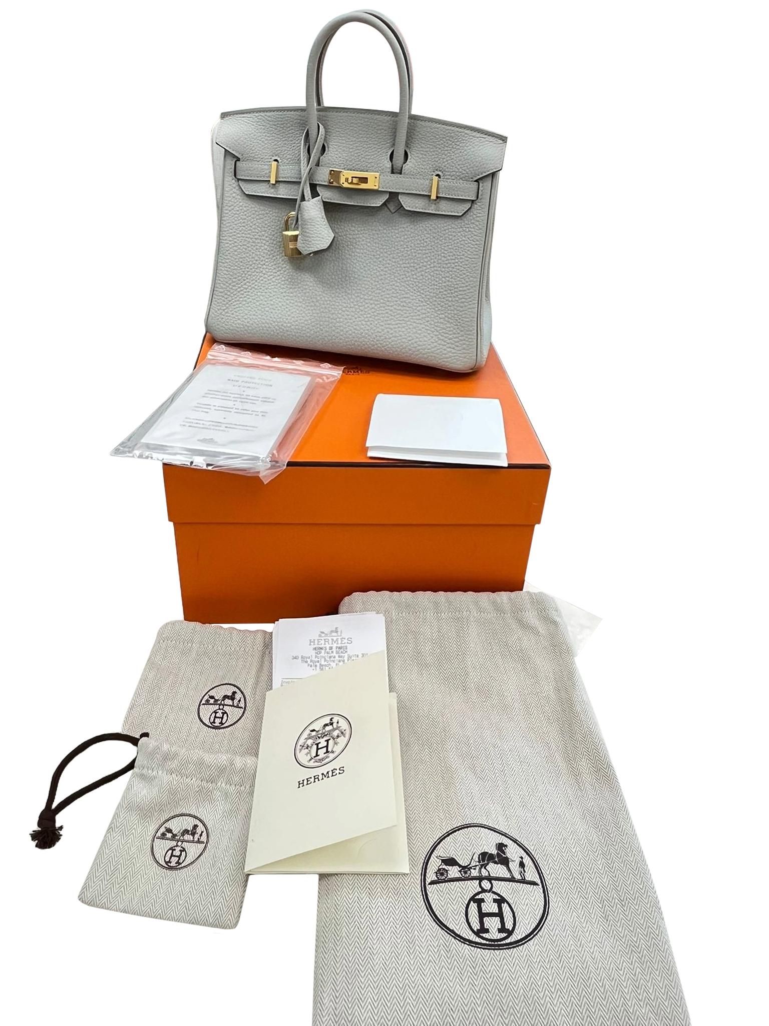Hermès Birkin 25 in Gris Perle Togo leather (2023), featuring gold hardware. This petite luxury icon offers an interior lined in tonal chèvre leather and measures 25 × 20 × 13 cm (9.84″× 7.87″× 5.12″) with a 6.35 cm (2.5″) handle drop. The size 25