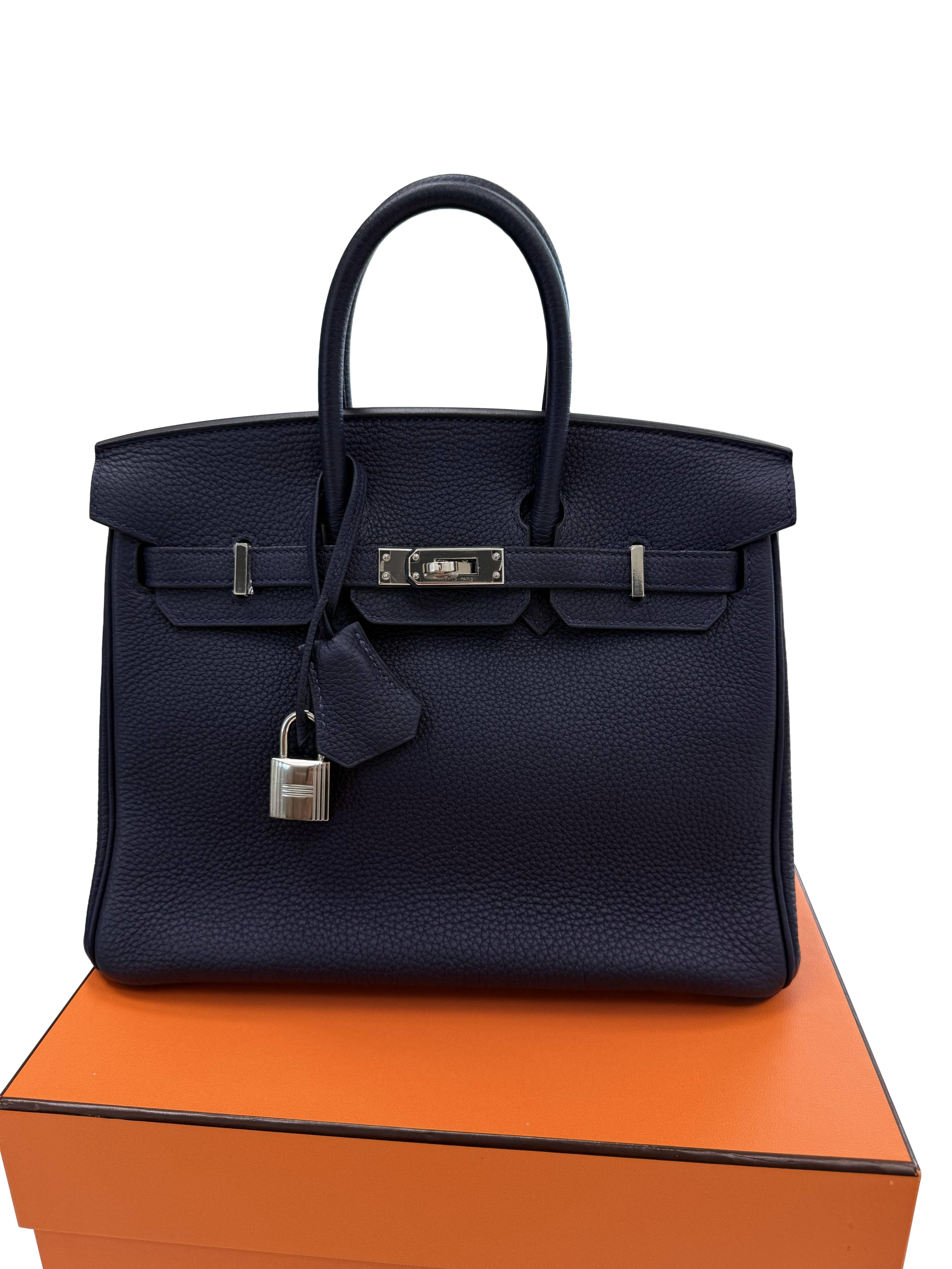 Hermes Birkin 25 Handtasche Blau Togo Leder Handtasche mit Palladium Hardware im Zustand „Hervorragend“ im Angebot in Aventura, FL
