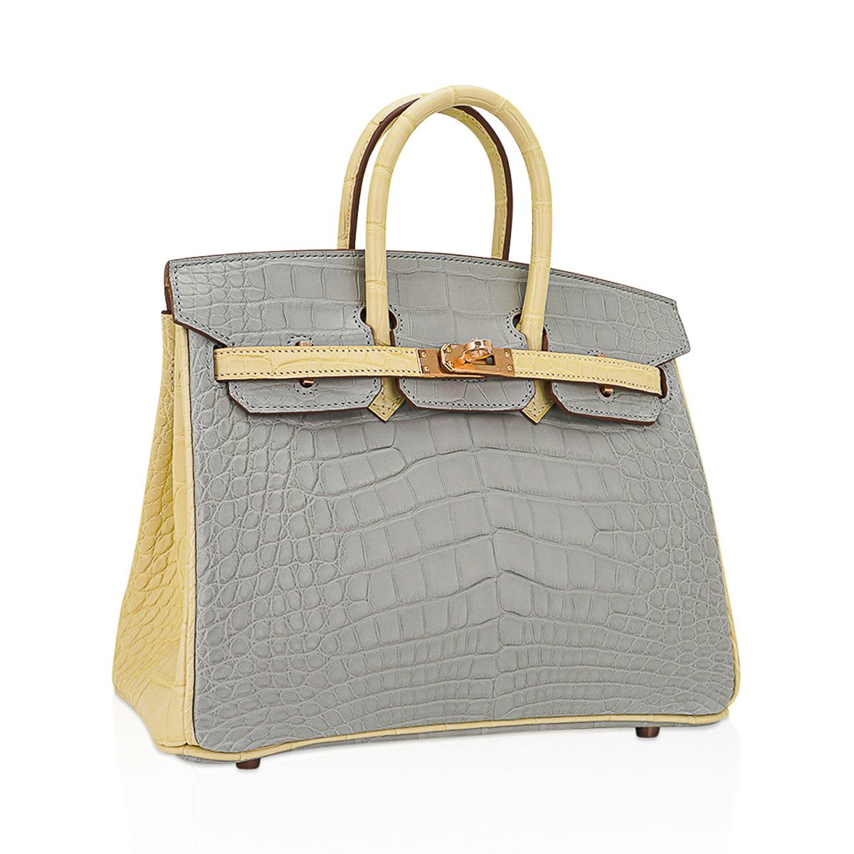 Mightychic offers an Hermes Birkin 25 HSS bag featured in Gris Pearl and Vanille.
This gorgeous Hermes Special Order Birkin in the soft neutral colours is enhanced by the matte Alligator.
Sophisticated colour combination with Rose Gold