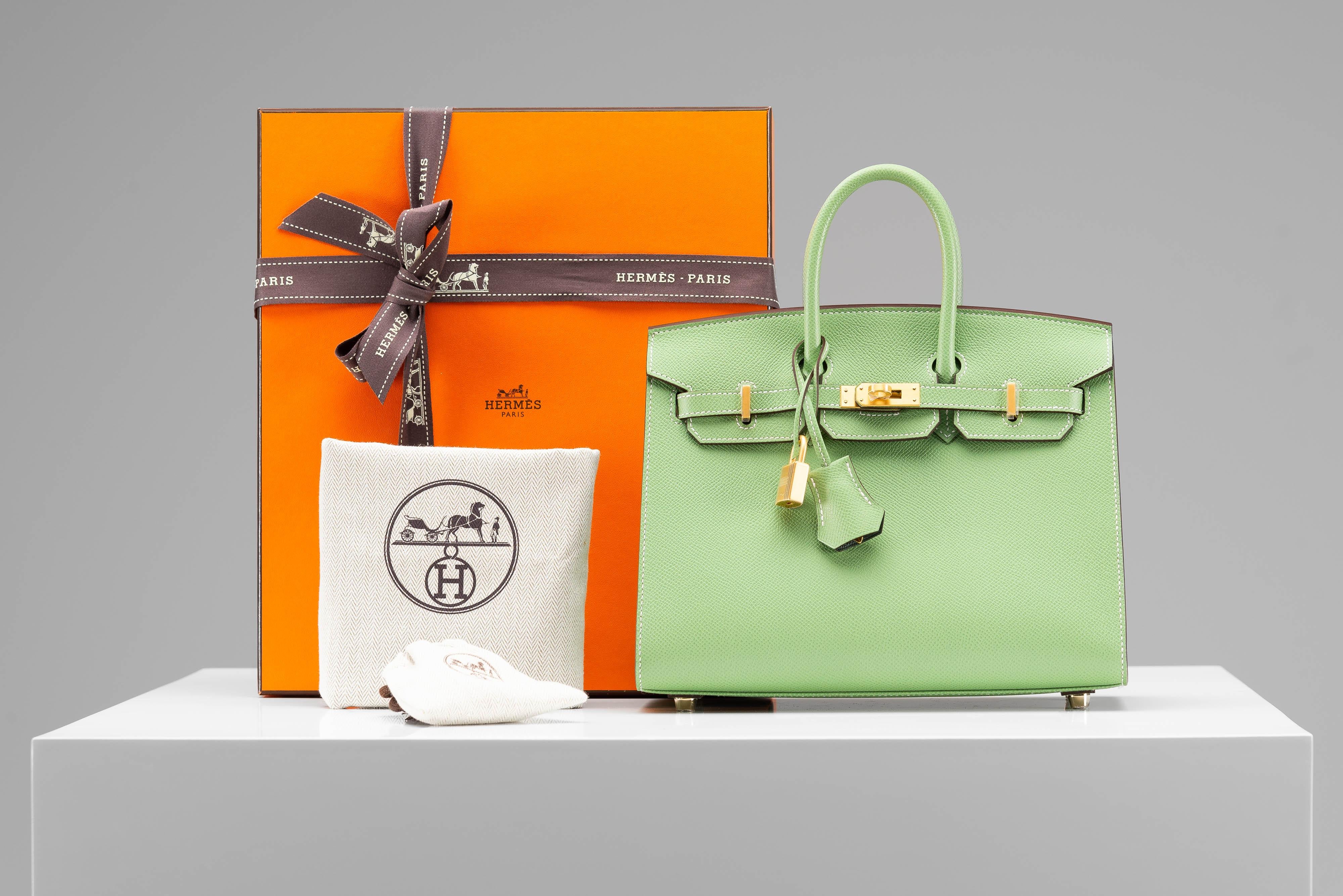 Aus der Kollektion von SAVINETI bieten wir diese Hermès Birkin 25 an:
- Marke: Hermès
- Modell: Birkin 25
- Farbe: Vert Criquet
- Einzelheiten: Epsom Sellier mit Gold gebürstet Hardware
- Zustand: Ladenfrisch. Neuer Condit (Plastikfolie noch dran)
-