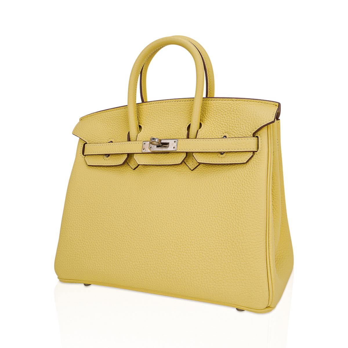 Birkin 25 Jaune Poussin Tasche mit Palladiumbeschlägen aus Leder im Zustand „Neu“ im Angebot in Miami, FL