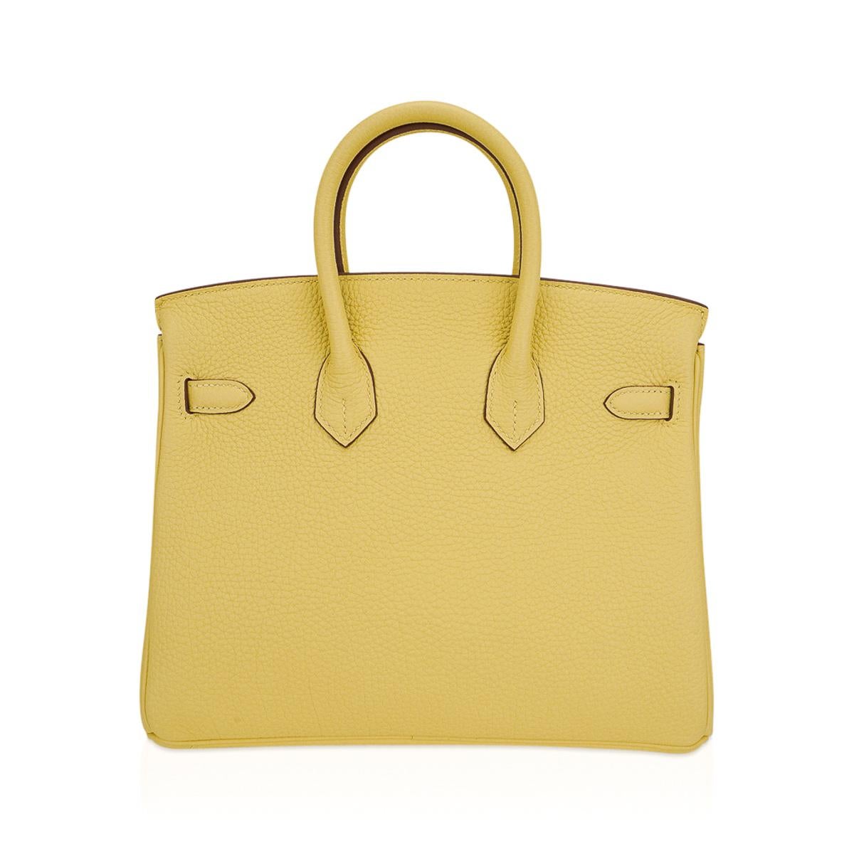 Birkin 25 Jaune Poussin Tasche mit Palladiumbeschlägen aus Leder im Angebot 3