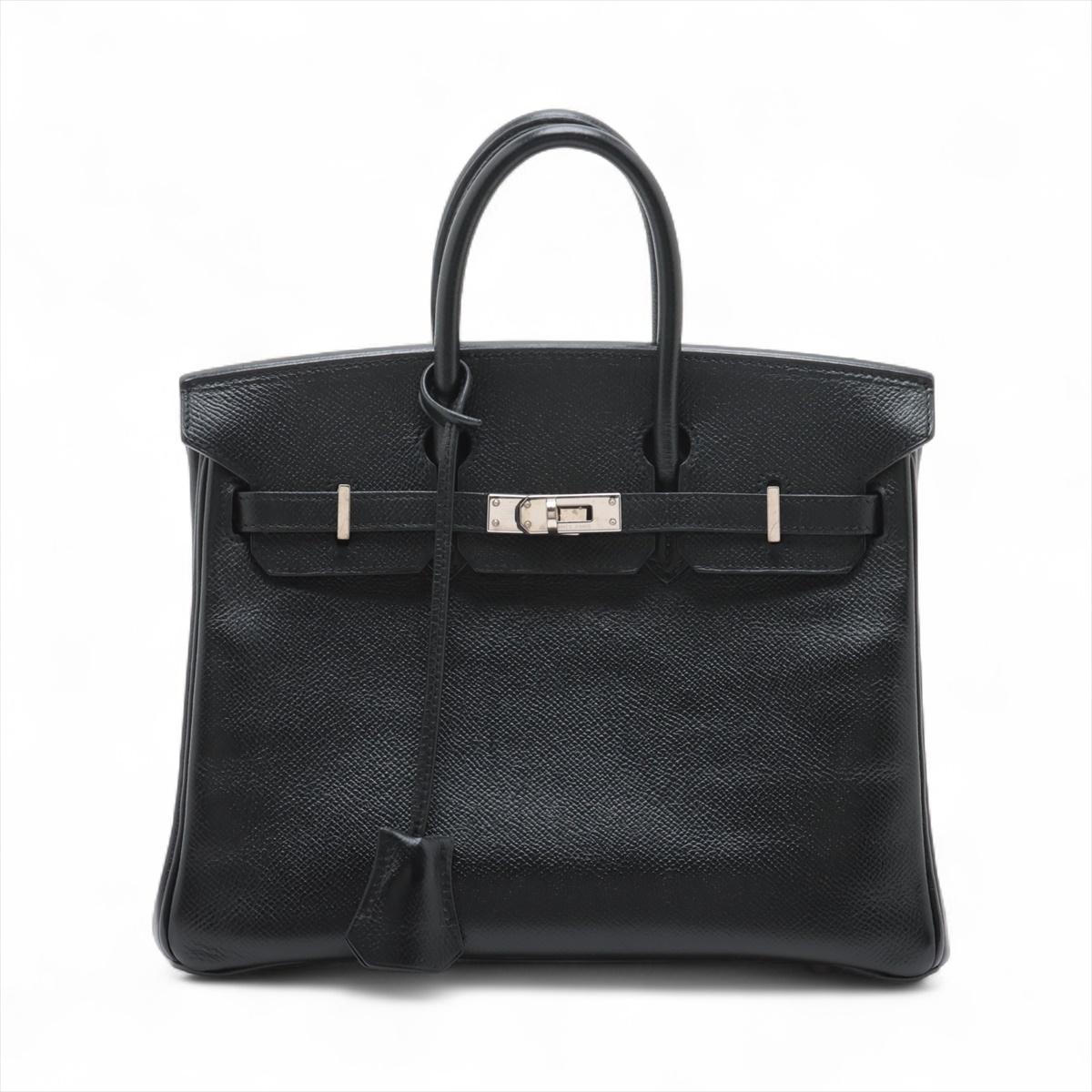 Le Birkin 25 Le Tournay en cuir Veau Epsom est une pièce luxueuse et sophistiquée, fabriquée dans un noir classique avec une silhouette structurée. Confectionné en cuir Eleg résistant et léger, il conserve sa forme élégante tout en mettant en valeur
