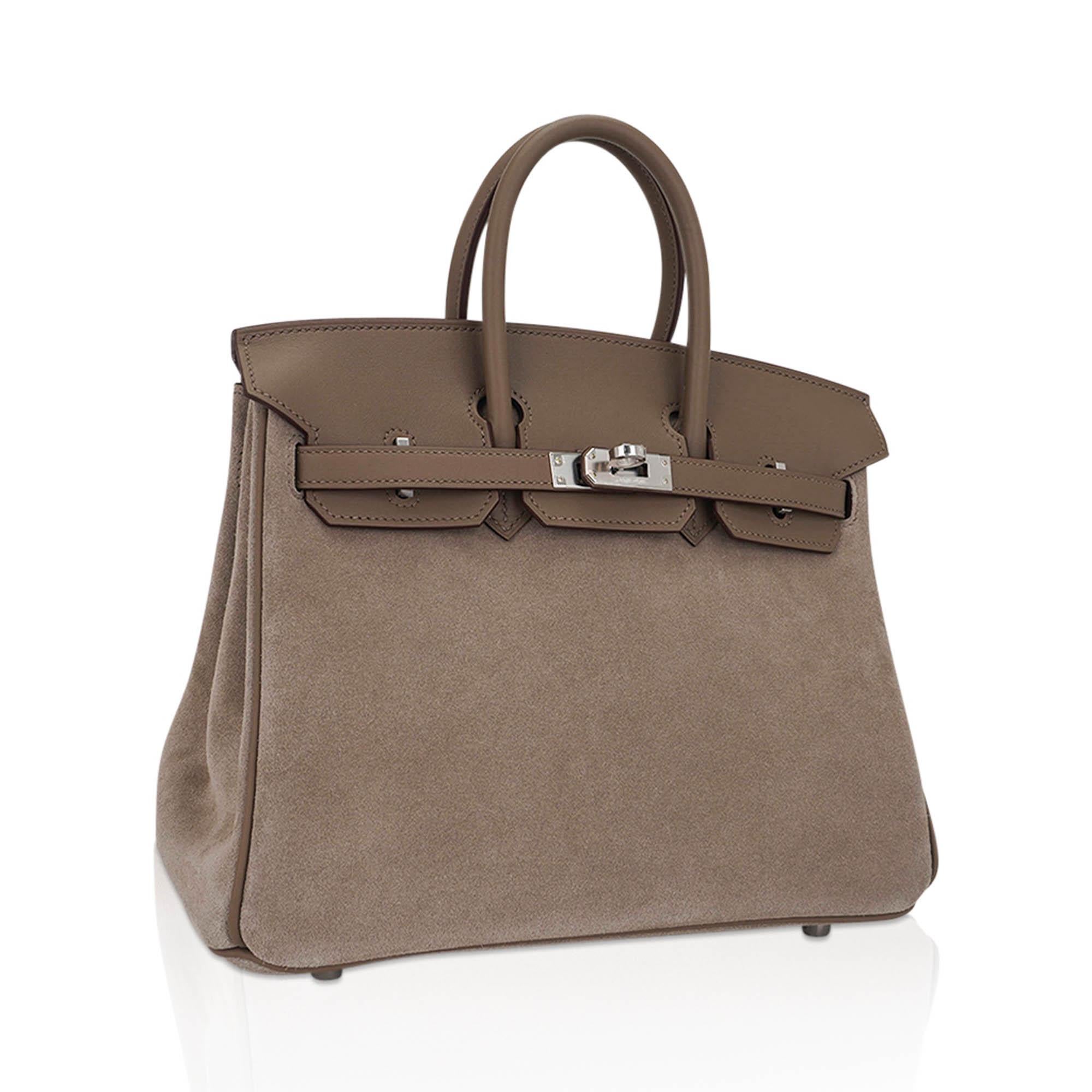 Mightychic offers an Hermes Birkin 25 limited edition Grizzly bag featured in Gris Caillou and Etoupe.
Rarely produced this soft Doblis (suede) body is accentuated with Etoupe swift leather.
Exquisite colour combination that is neutral and perfect