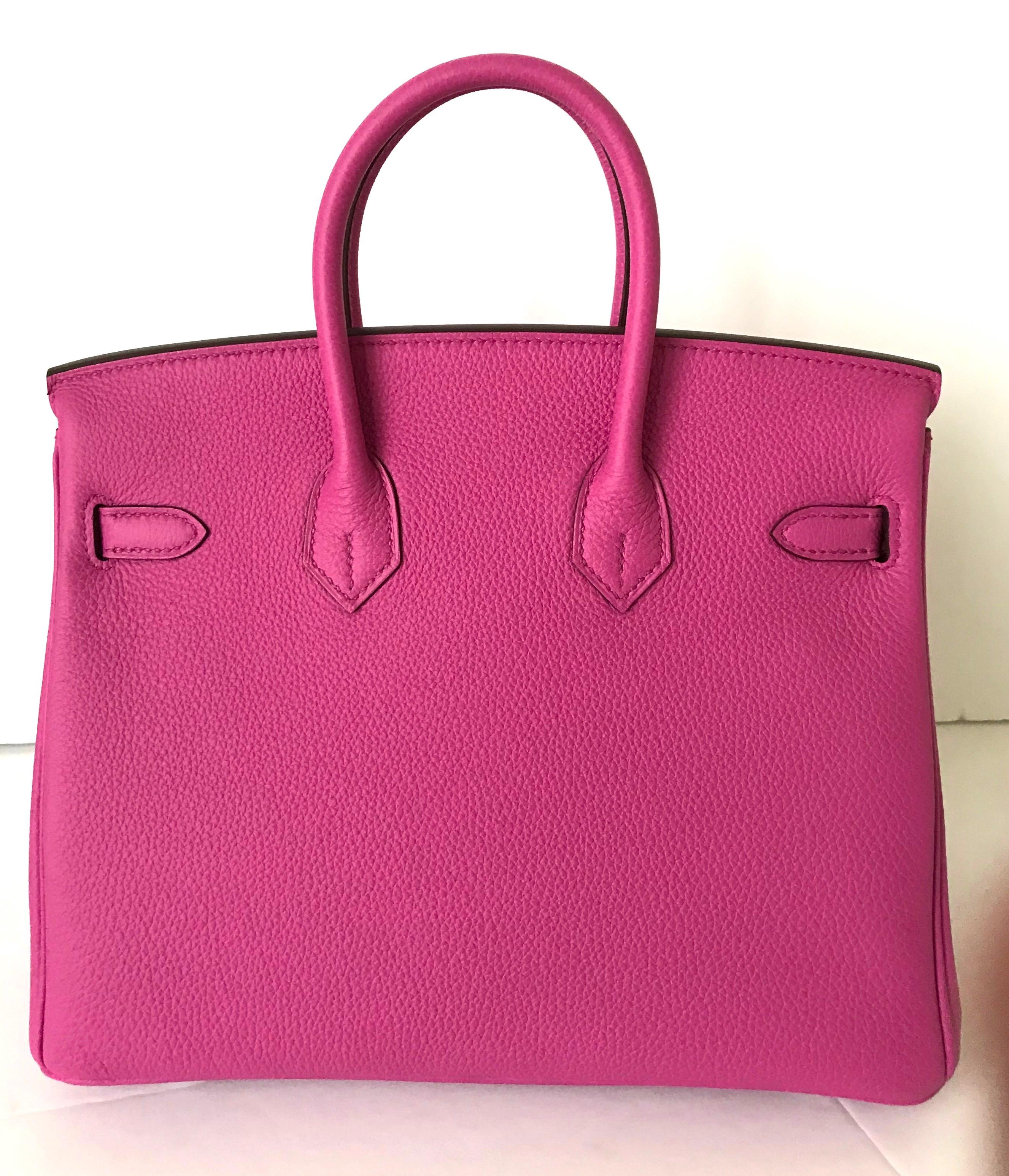 Hermes Birkin 25cm Magnolia of Togo Leather with palladium hardware.

This Birkin has tonal stitching, a front toggle closure, a clochette with lock and two keys and a double rolled handles.

The interior is lined with Chevre and has a zip with an