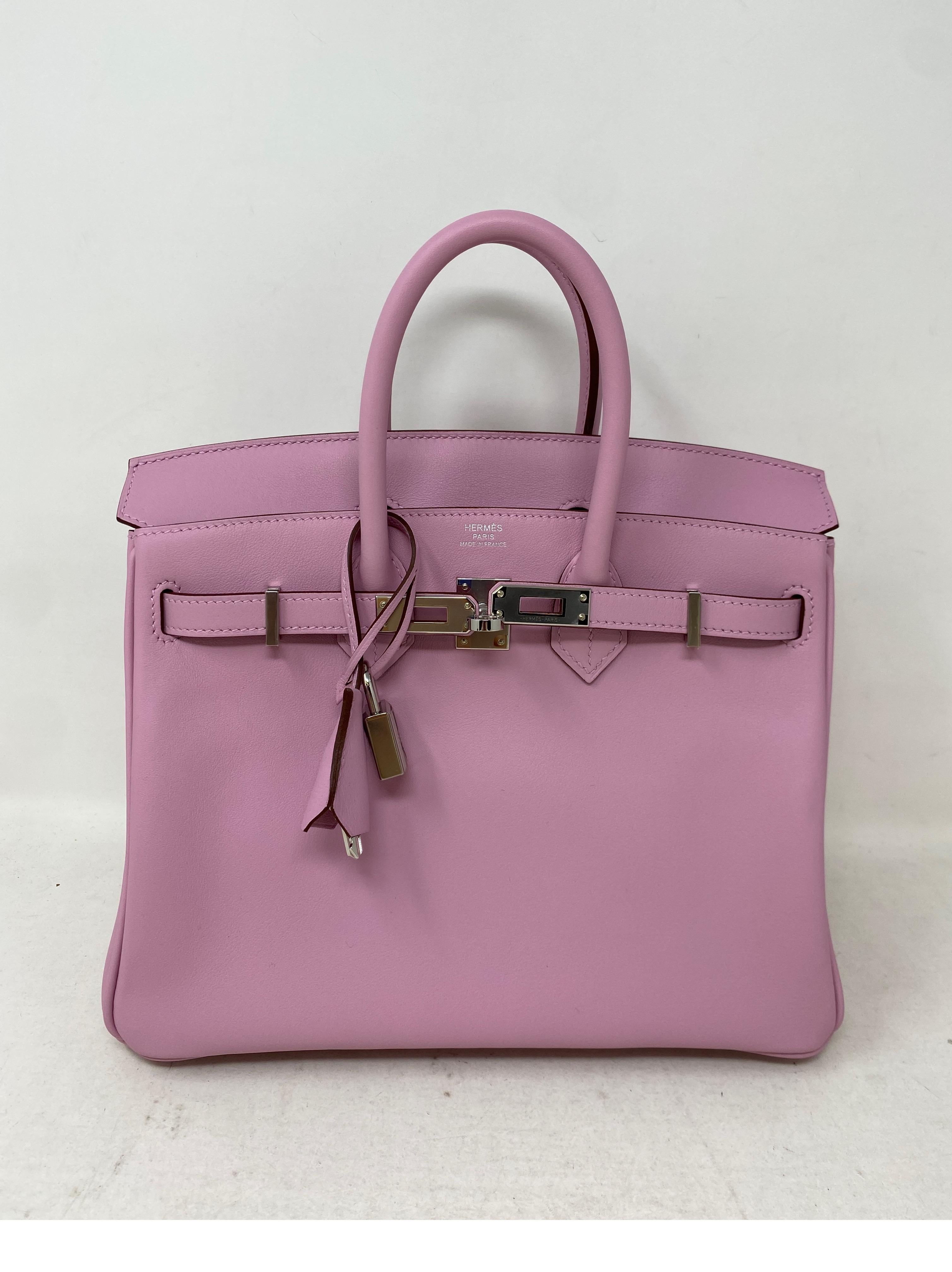 Sac Hermes Birkin 25 Mauve Rose. Le cuir de Swift. Magnifique Birkin couleur rose clair. Couleur rare et taille 25. Nouveau sac. Jamais utilisé. Matériel en argent palladium. Comprend une clochette, un cadenas, des clés et un sac à poussière.