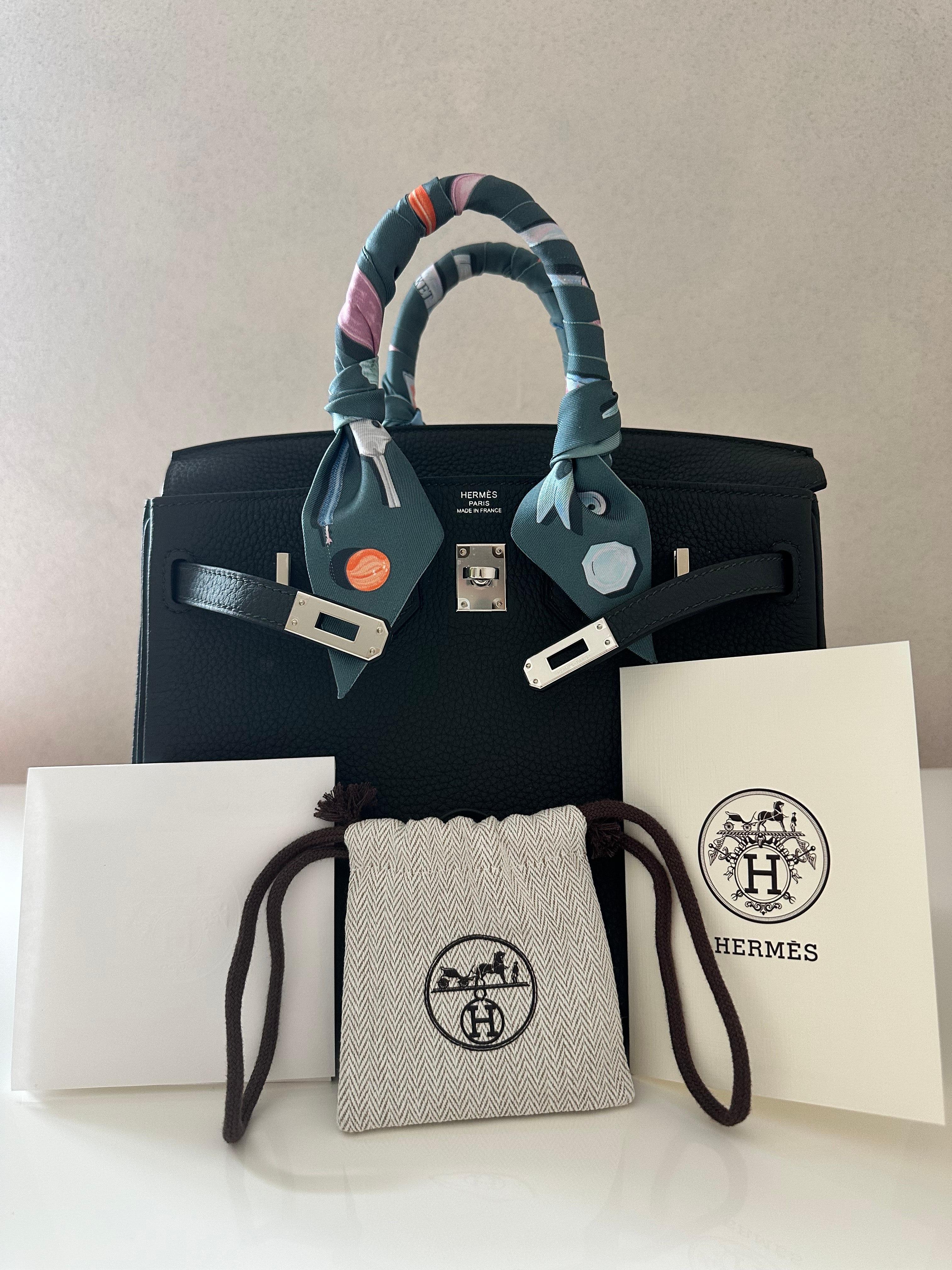 Hermès Birkin 25 in New Vert Fonce (2024 color) Togo leather, a classic piece in a rich, deep green color. Crafted from durable textured togo leather and palladium hardware. 
This Hermès Birkin 25 is in excellent condition and comes with protective