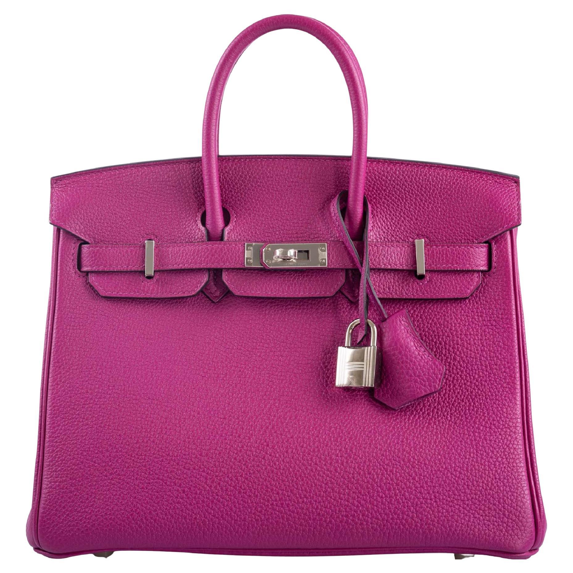 Hermès Birkin 25 Rosa Pourpre Togo Herraje Paladio

Este Birkin vertedor de rosas de 25 cm es un complemento impresionante para la colección de cualquier amante de la púrpura. La vibrante piel de topo se combina a la perfección con los herrajes de