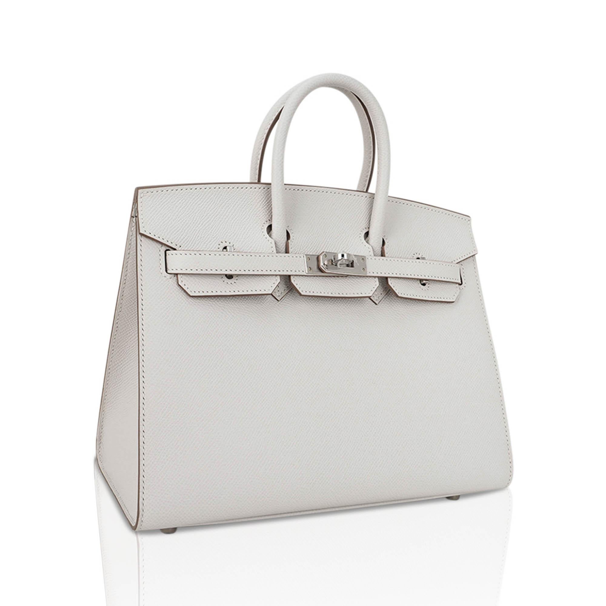 Mightychic offers an Hermes Birkin Sellier 25 bag featured in gorgeous neutral Gris Pale.
Perfectly complimented with Palladium hardware.
This exquisite bag is modern and minimalist.
A sleek pared down version that exudes chic sophistication.
Epsom