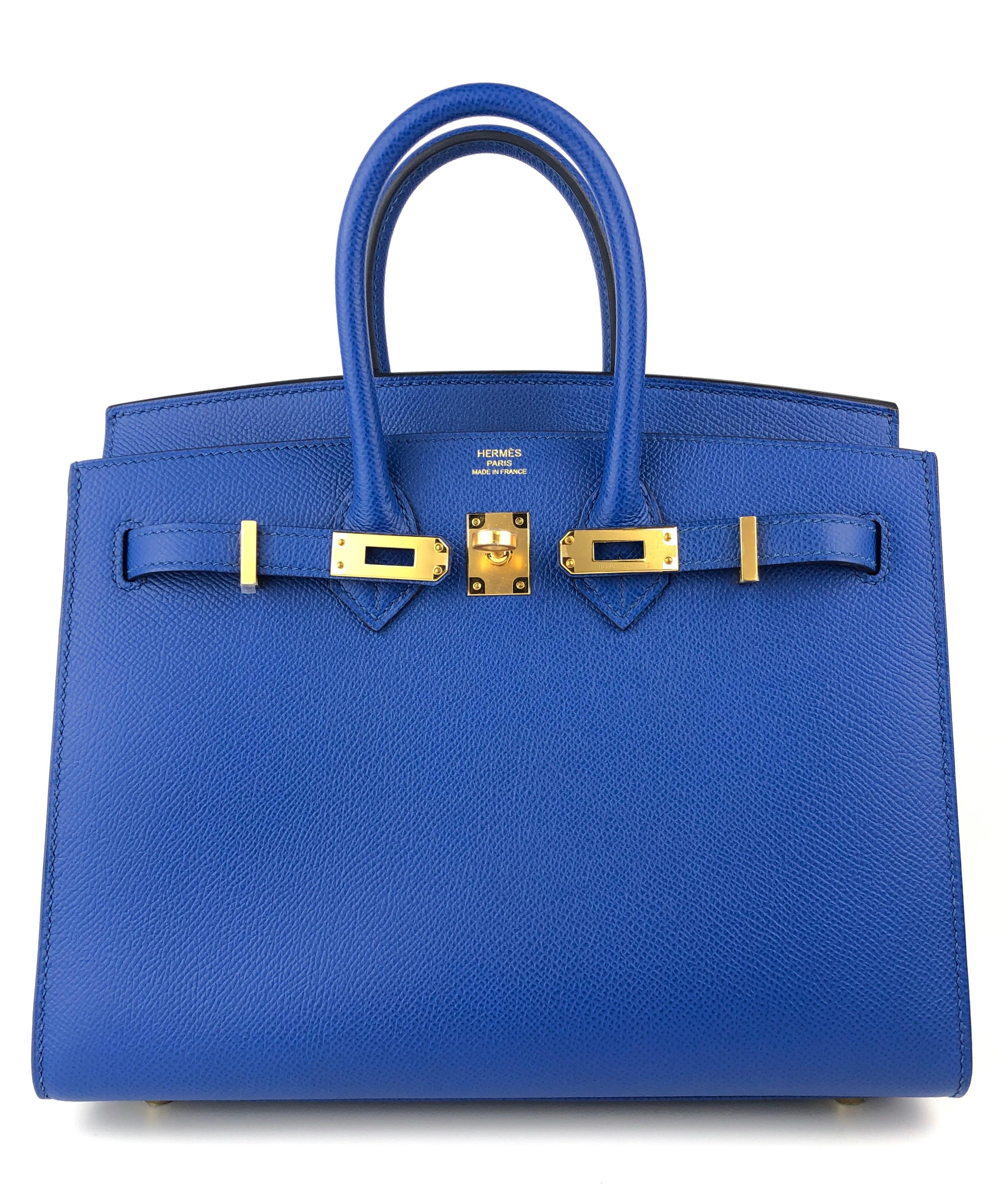 Absolut atemberaubend wie neu Hermes Birkin 25 Sellier Blau Frankreich Epsom Leder ergänzt durch Gold Hardware. Neuwertiger Kunststoff an allen Geräten. Z Stempel 2021. 

Bitte beachten Sie, dass die Clochette, das Schloss und die Schlüssel nicht