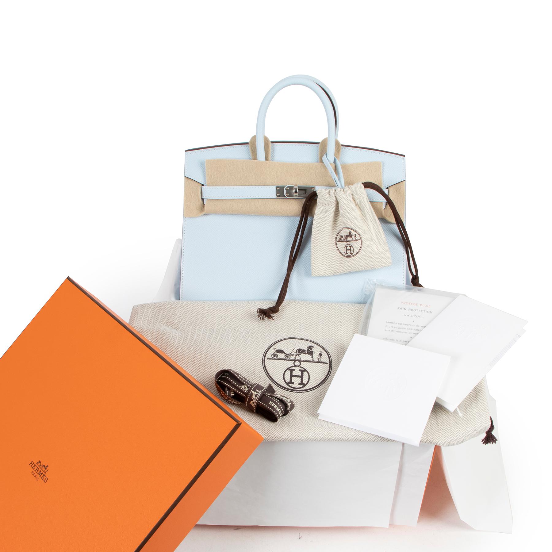 Hermès Birkin 25 Sellier Epsom Bleu Brume PHW

Il massimo del lusso, questa straordinaria e unica Hermès Birkin 25 è un must-have! Questa esclusiva combinazione di Bleu Brume in combinazione con hardware in argento palladio è difficile da trovare ed