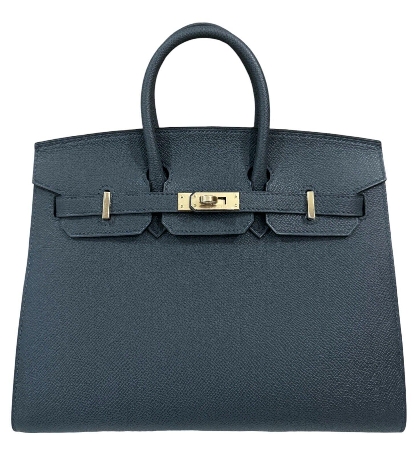 Absolument magnifique et l'un des Combos Hermes les plus convoités et les plus difficiles à obtenir ! Vendu neuf Hermes Birkin 25 Sellier Gris Misty Epsom Leather complété par une quincaillerie Permabrass. Nouveau timbre W 2024. Comprend tous les