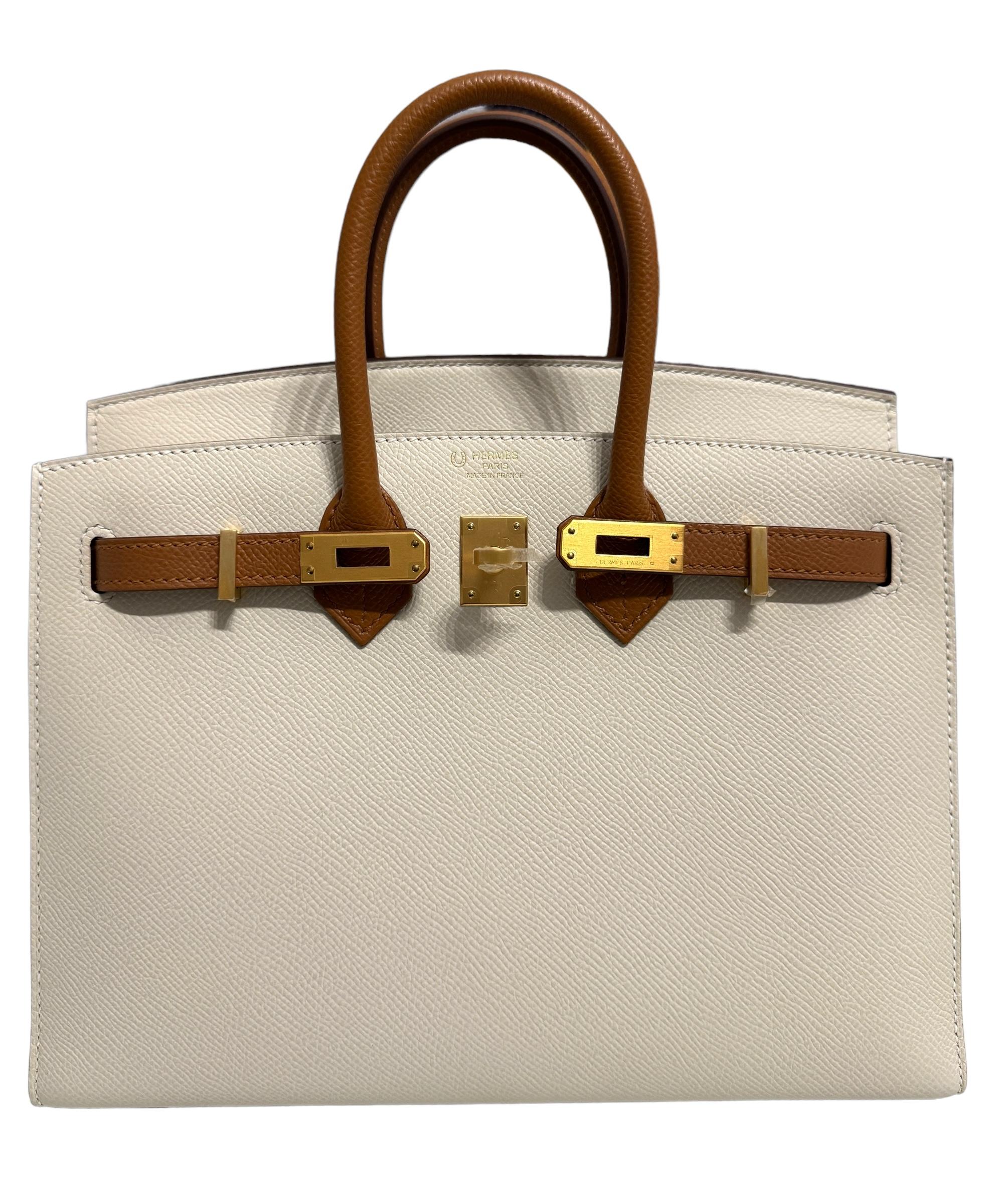 Wie neu Absolut atemberaubend und einer der begehrtesten und schwer zu bekommen Hermes Combos! Hermes Birkin 25 Sellier Special Order Craie & Gold Epsom Leder ergänzt durch gebürstete Gold Hardware. Neuwertiger Kunststoff an allen Beschlägen und