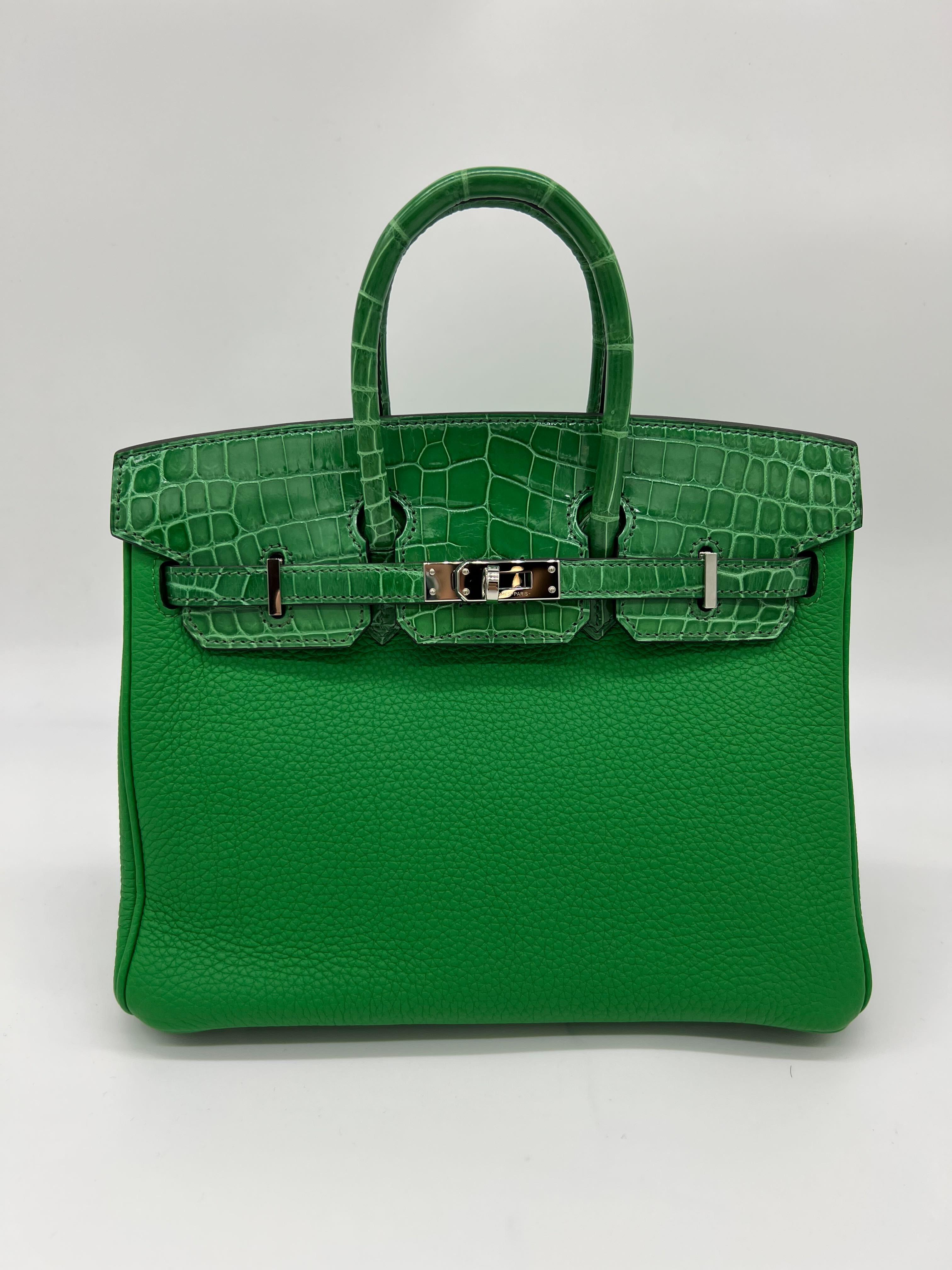 Hermes Birkin 25 Vert Bambou Shiny Niloticus Crocodile and Togo Leather, Palladium Hardware

Condition: Pre-owned (like new) 2020
Material: Shiny Niloticus Crocodile and Togo Leather
Measurements: 10