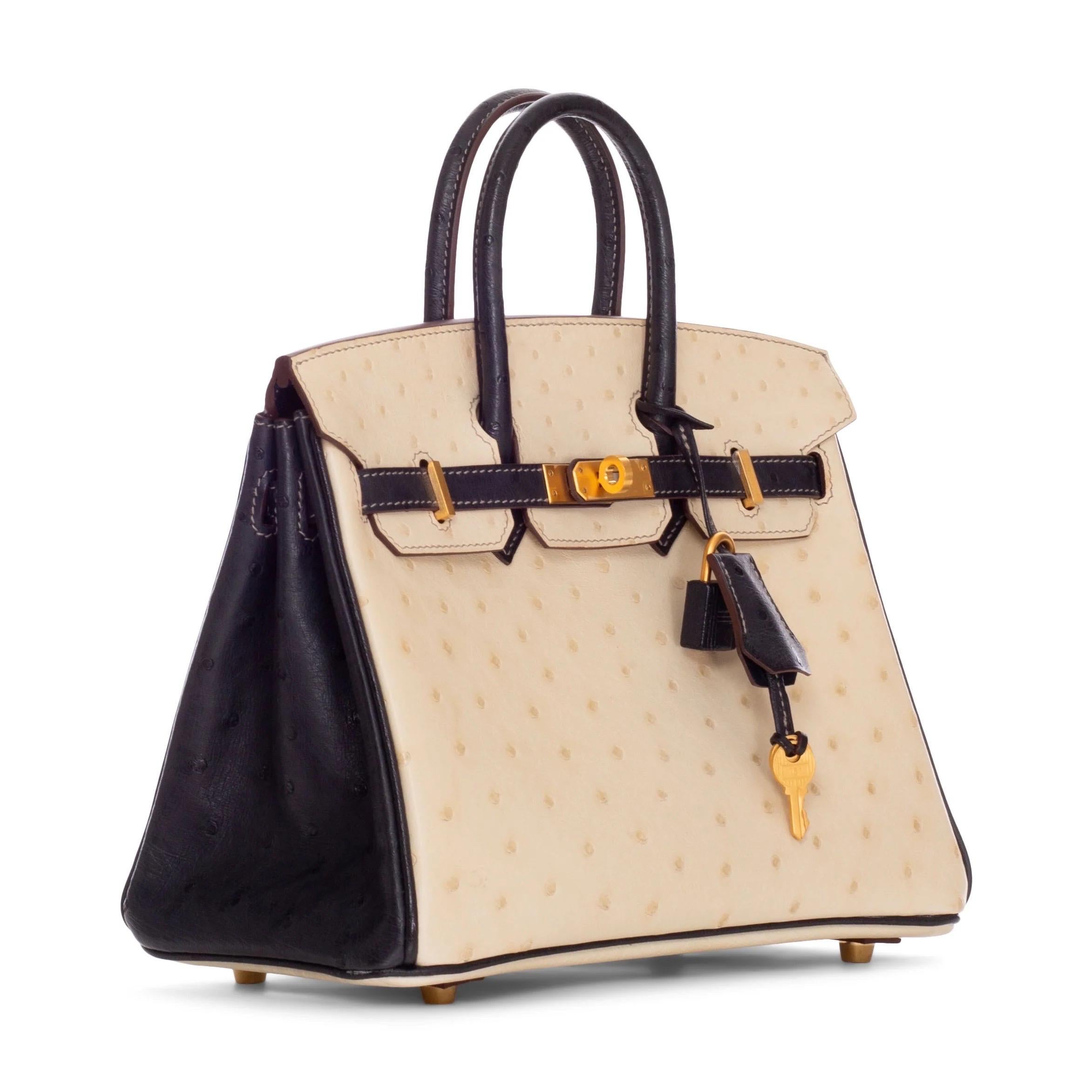 Hermès Birkin 25 Special Order Ostrich Bi-Color Parchemin Bleu Marine Brushed Gold Hardware

Birkin 25 Special Order
Bi-color (Multico) in Parchemin / Bleu Marine
Ostrich
Brushed gold hardware
Horseshoe stamp
Top rolled handles
Flap closure with