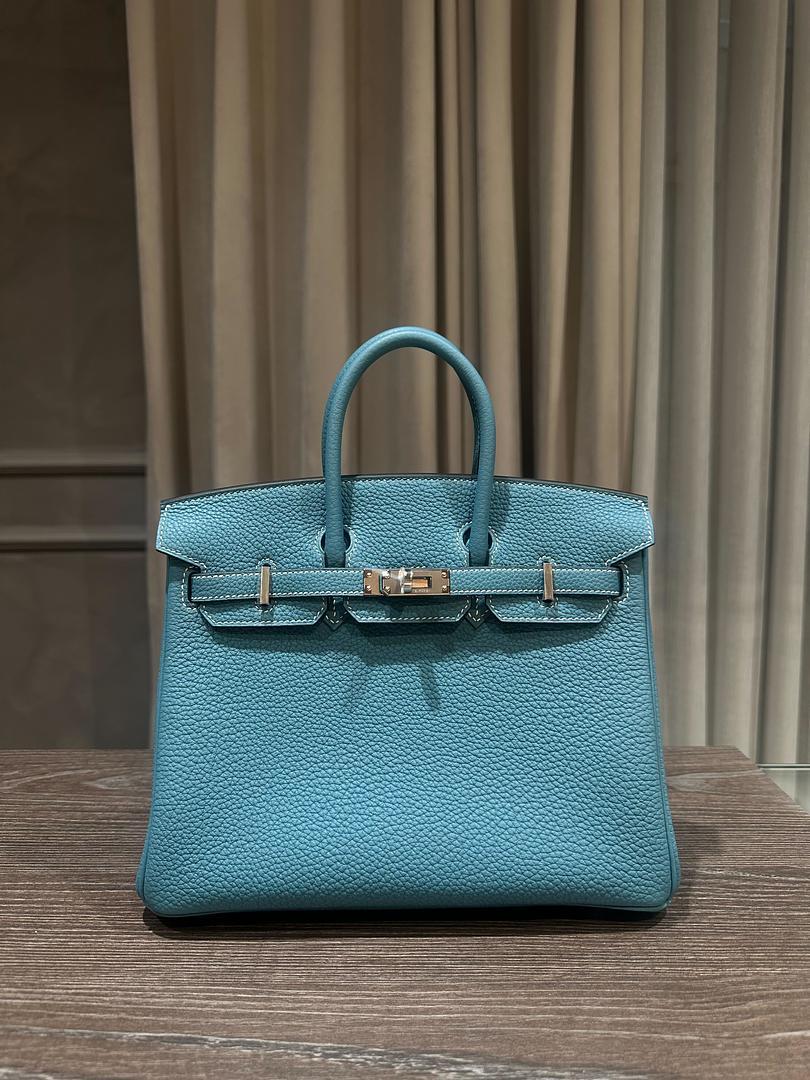 Jewels Aficionado bietet ein Hermes Birkin 25 Togo Bleu Jean Palladium Hardware

Diese Birkin 25 in Bleu Jean ist ein dezentes Blau mit grauen Untertönen - ein perfekter, vielseitiger Farbton, der sowohl beruhigend als auch anspruchsvoll ist. Es ist