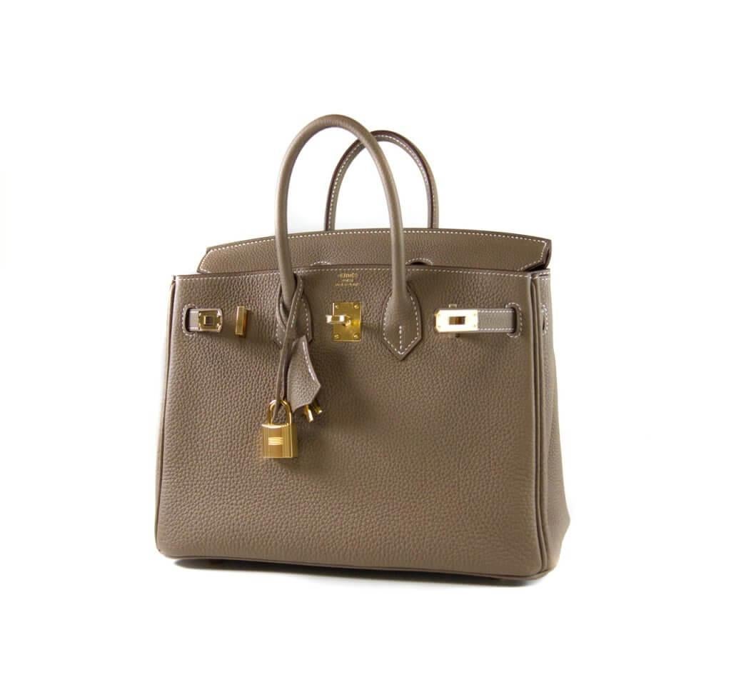 This Birkin 25 bag in color  Etoupe is made of Togo Leather with gold hardware and has contrast stitching. The beautiful Birkin bag from Hermès is an absolute icon among handbags and has stood for elegance and class for decades. Included are a