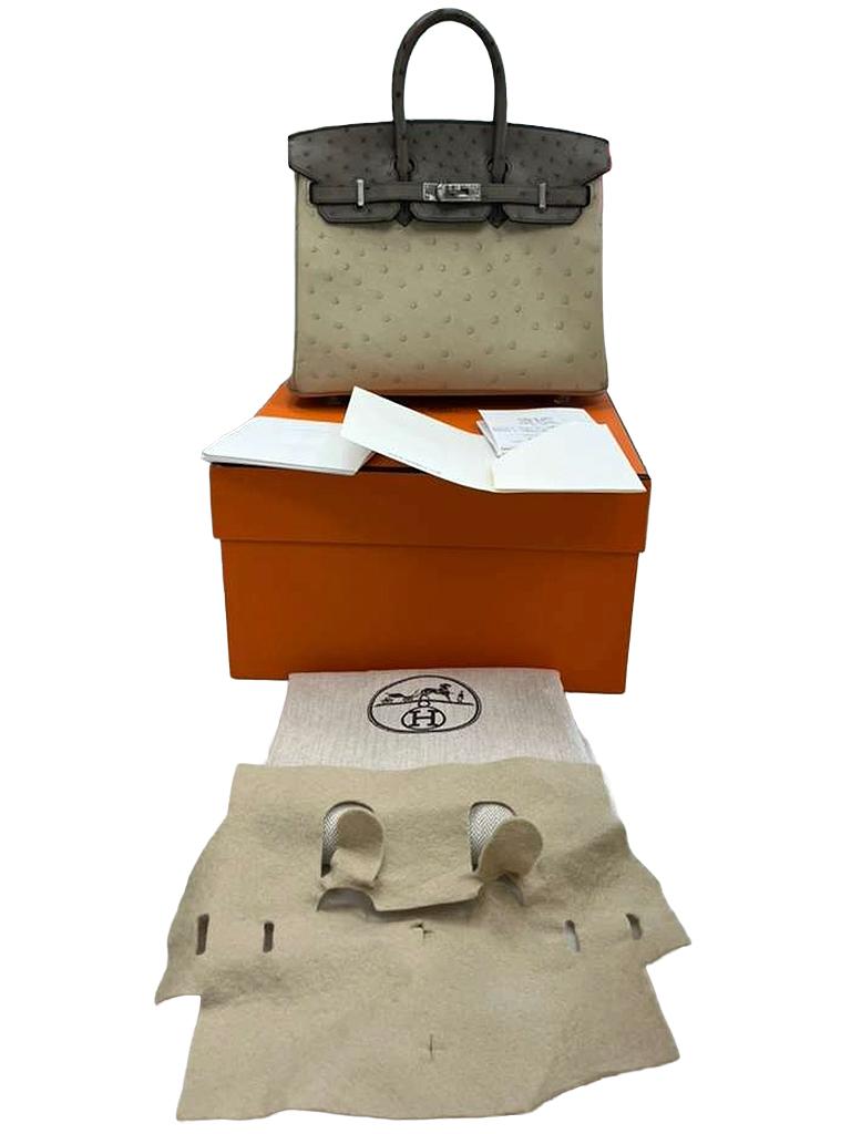 Voici un superbe Hermès Birkin 25 Bicolor Gris Agate et Autruche Blanche Palladium Hardware. Il présente une palette bicolore sophistiquée : Gris Agate (gris) pour le corps et blanc Parchemin pour le rabat, les poignées et les garnitures - un