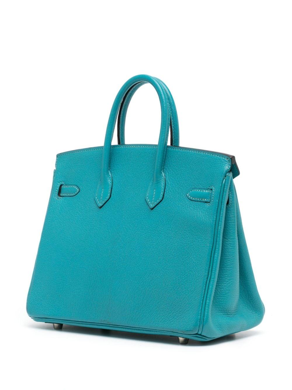 This Hermès Birkin 25 in Turquoise is a standout piece for your collection. Handcrafted from Chevre leather, it's big enough to carry your essentials and works from day to night. With minimal wear, this sought-after 2005 Birkin bag (
