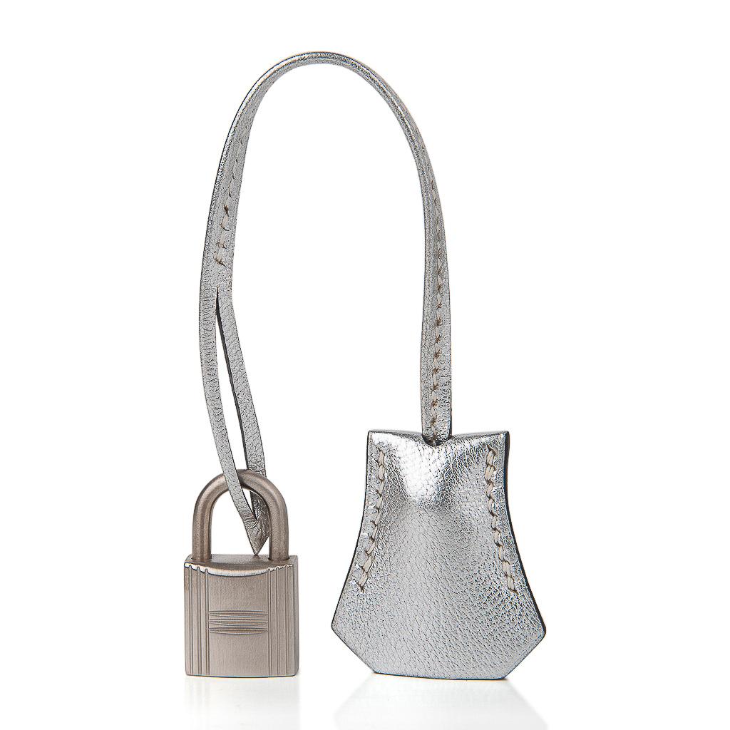 Guaranteed authentic Hermes Birkin 25 Chevre uber rare, crazy fabulous, Metallic Silver.
Perfection with brushed palladium hardware.
Black chevre interior.
Comes with lock, keys, clochette, sleepers, raincoat and signature Hermes box.
Light natural