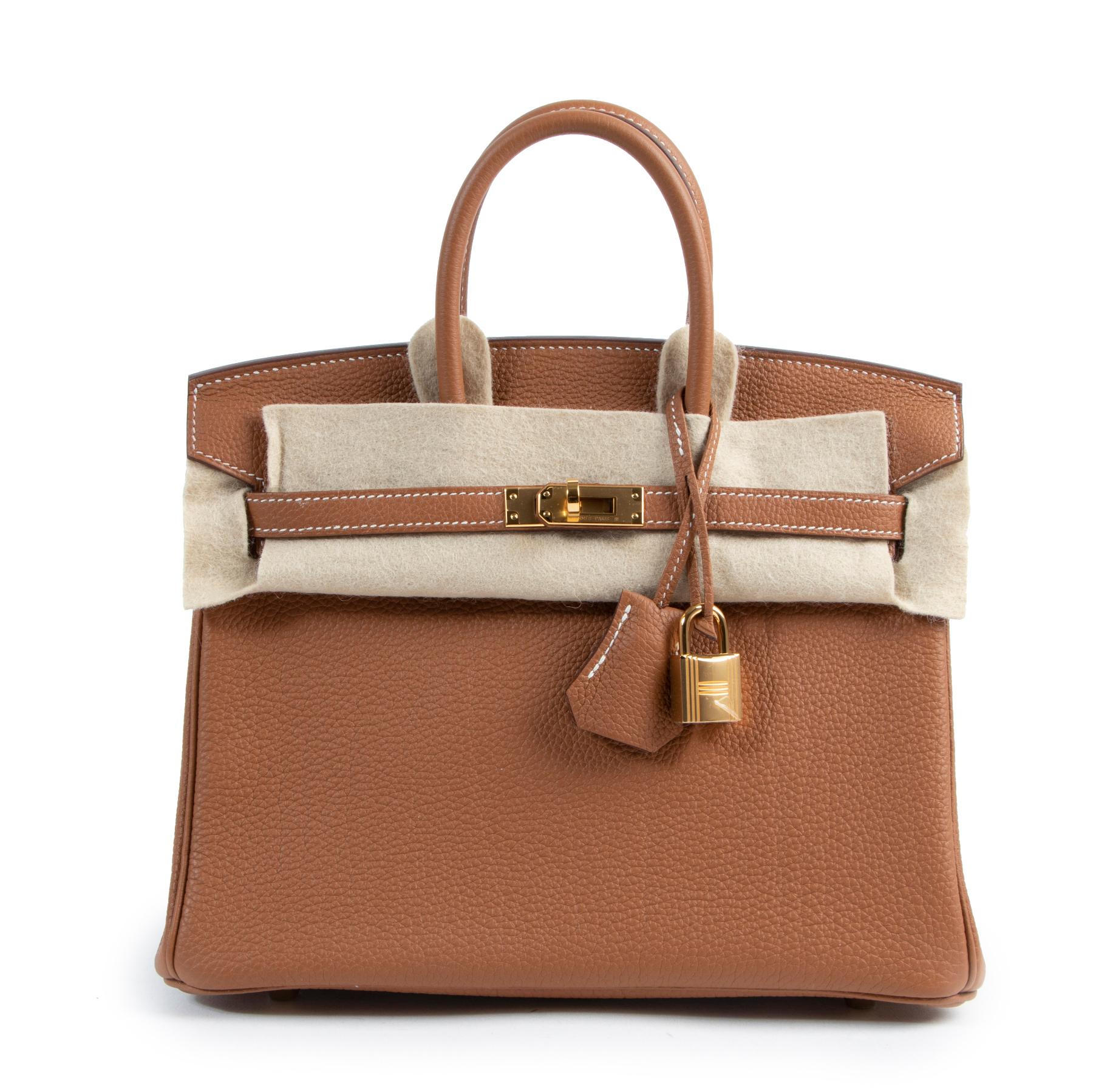 BRAND NEW

Hermès Birkin 25 Veau Togo Gold GHW

Size does matter: this small sized Hermès Birkin exudes luxury and class! The lightly grained Togo leather is sumptuous and soft to the touch and is crafted in the brand's most wanted and timeless