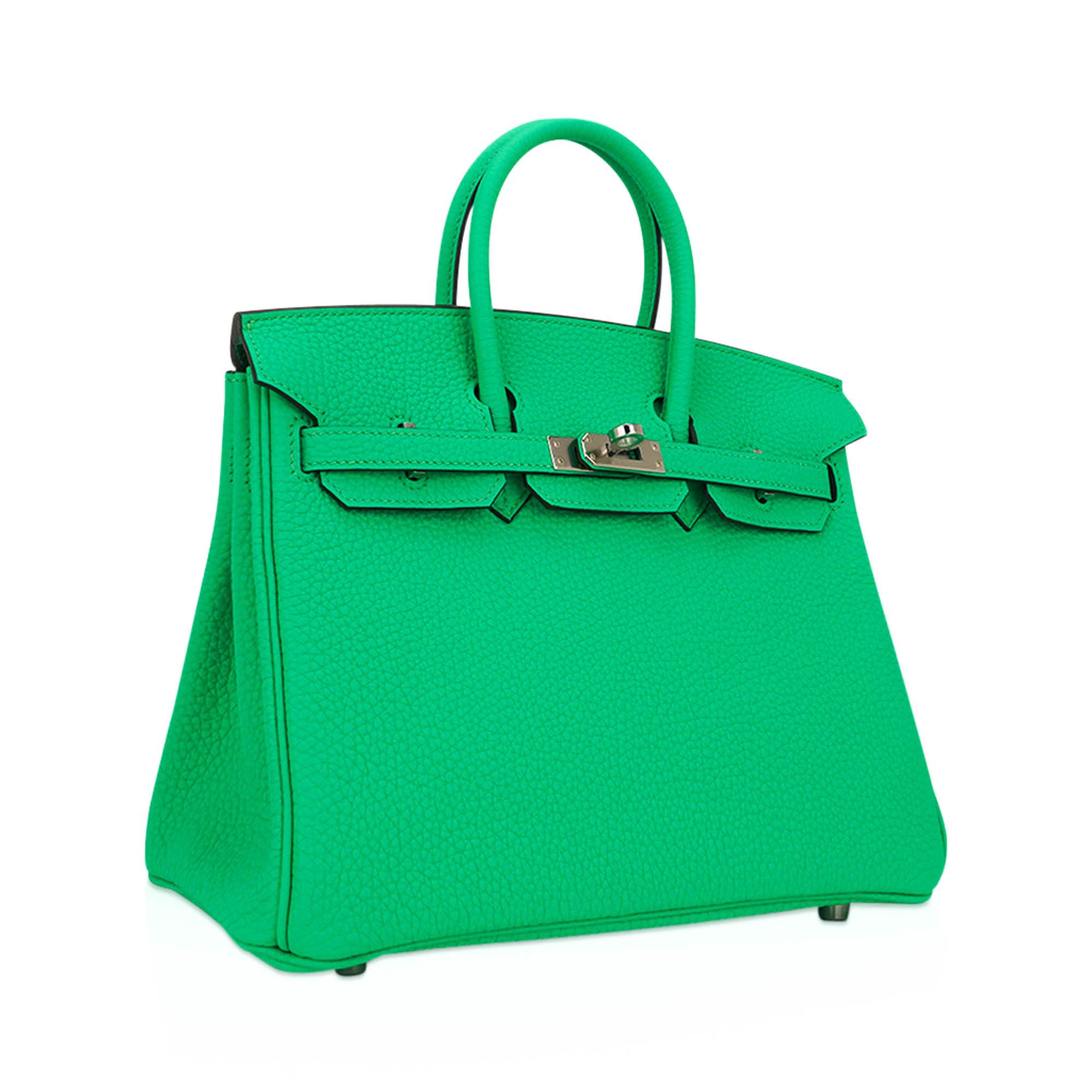 Mightychic offers an Hermes Birkin 25 bag featured in Vert Comics.
This vivid green bring you images of pop art comics and everything happy.
Clear and vibrant this pretty green will steal your heart!
Crisp with Palladium hardware.
Togo leather is
