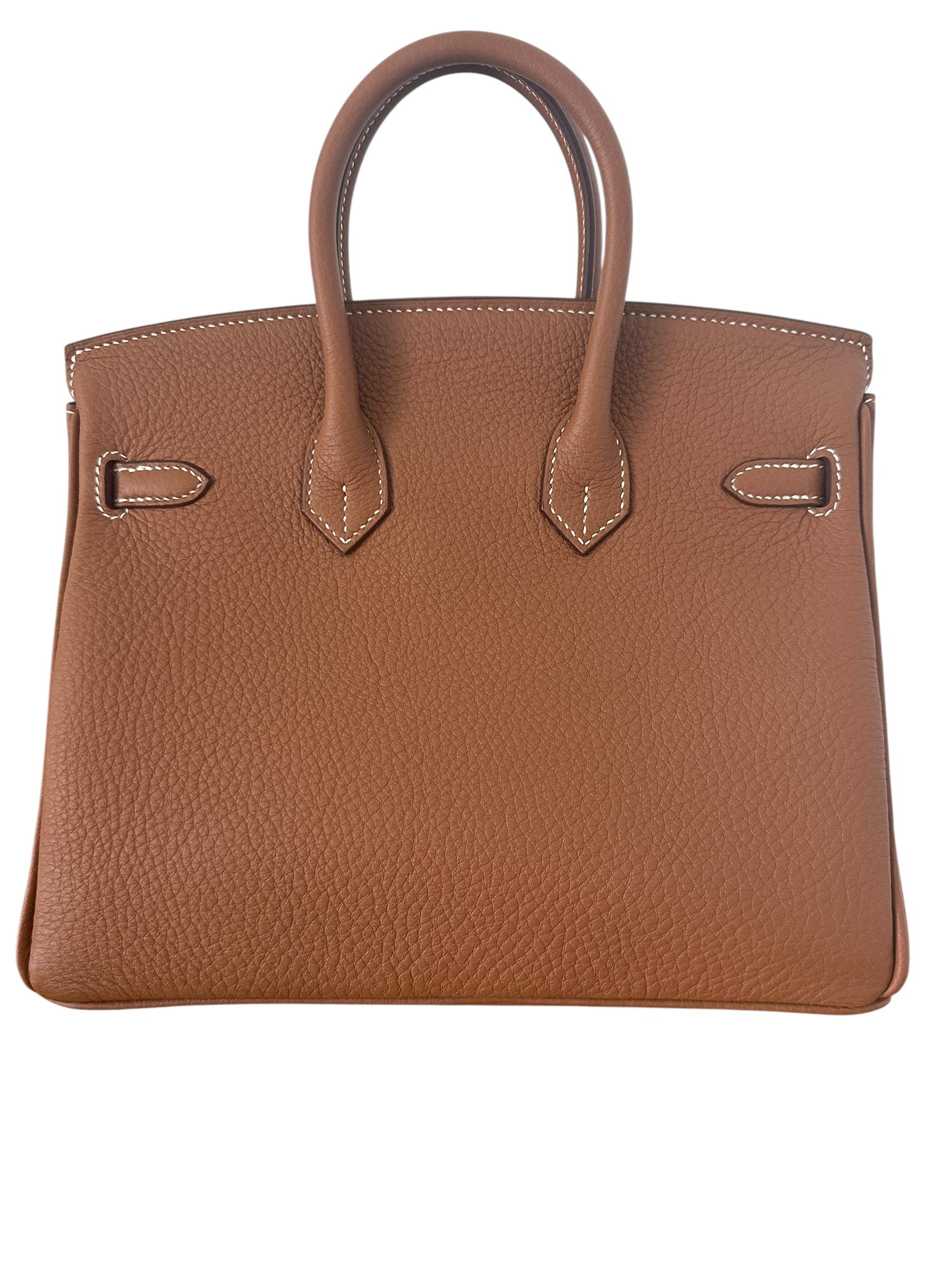 Hermes Birkin 25cmNouveau 2025
Véritable symbole du luxe intemporel, ce Birkin 25cm Hermès est décliné dans la couleur emblématique de la maison, l'or, une teinte élégante et neutre qui s'adapte à toutes les garde-robes. Fabriqué en cuir Togo,