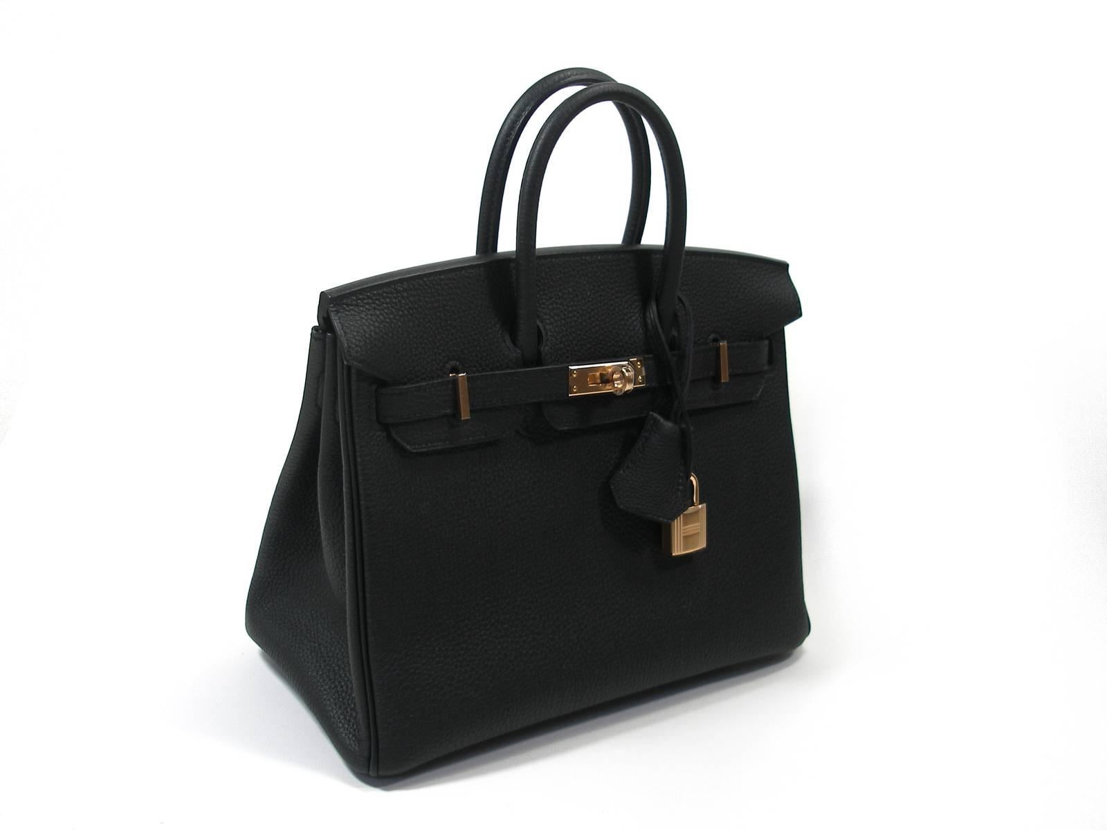 RARE PIÈCE , difficulte to find.
Hermès Birkin Bag 25 cm 
Absoluty Brand New 
Condition : 10/10
Production 2019 
Plastic is still on hardware 
Colour:  black
Black Togo leather 
Togo Leather and permabrass ( champagne color ) hardware.
Matérial :