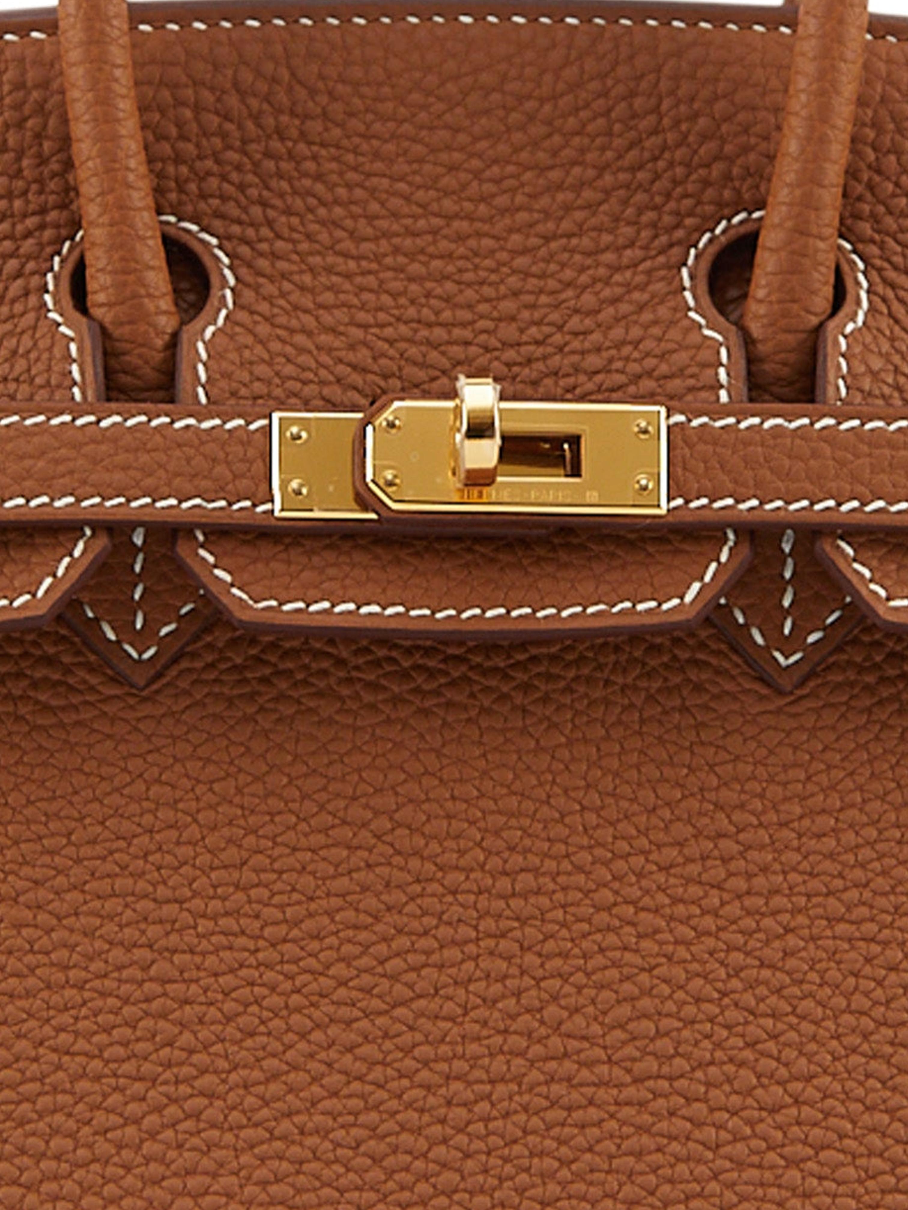 Hermès Birkin 25cm in Gold 

Retourne

Togo Leather with Gold Hardware

B Stamp / 2023

Accompanied by: Original receipt, Hermes box, Hermes dust bag, clochette, felt, lock, two keys, clochette dust bag, care card and ribbon

Measurements: 10