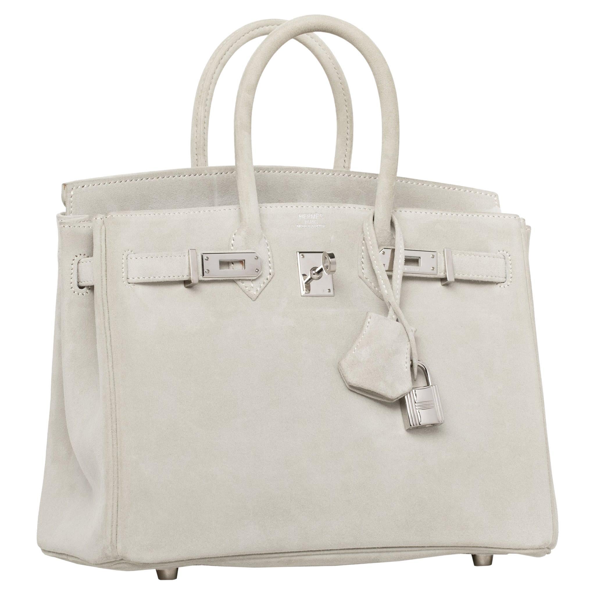¡Es un hallazgo raro! Hazte con este precioso Hermes Birkin 25 cm, fabricado por expertos con ante gris y herrajes paladio. Este coleccionable atemporal, que ya no se fabrica, añadirá un toque de elegancia y sofisticación a cualquier look.

Marca: