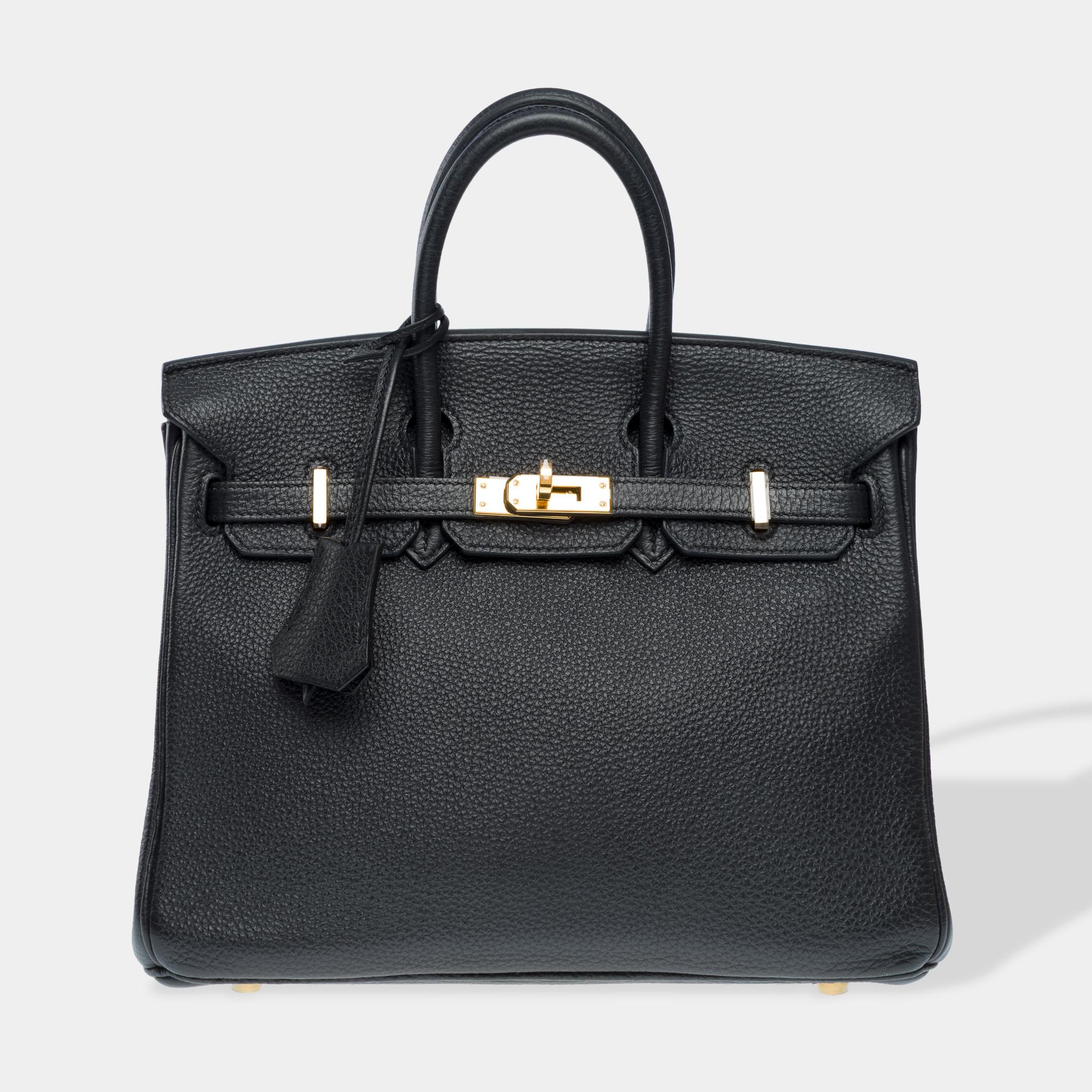 Exceptional​ ​Birkin​ ​25​ ​handbag​ ​in​ ​black​ ​Togo​ ​leather,​ ​with​ ​gold​ ​metal​ ​hardware,​ ​double​ ​black​ ​leather​ ​handles​ ​allowing​ ​for​ ​hand​ ​carry.

Flap​ ​closure
Black​ ​leather​ ​interior​ ​lining,​ ​one​ ​zip​ ​pocket,​