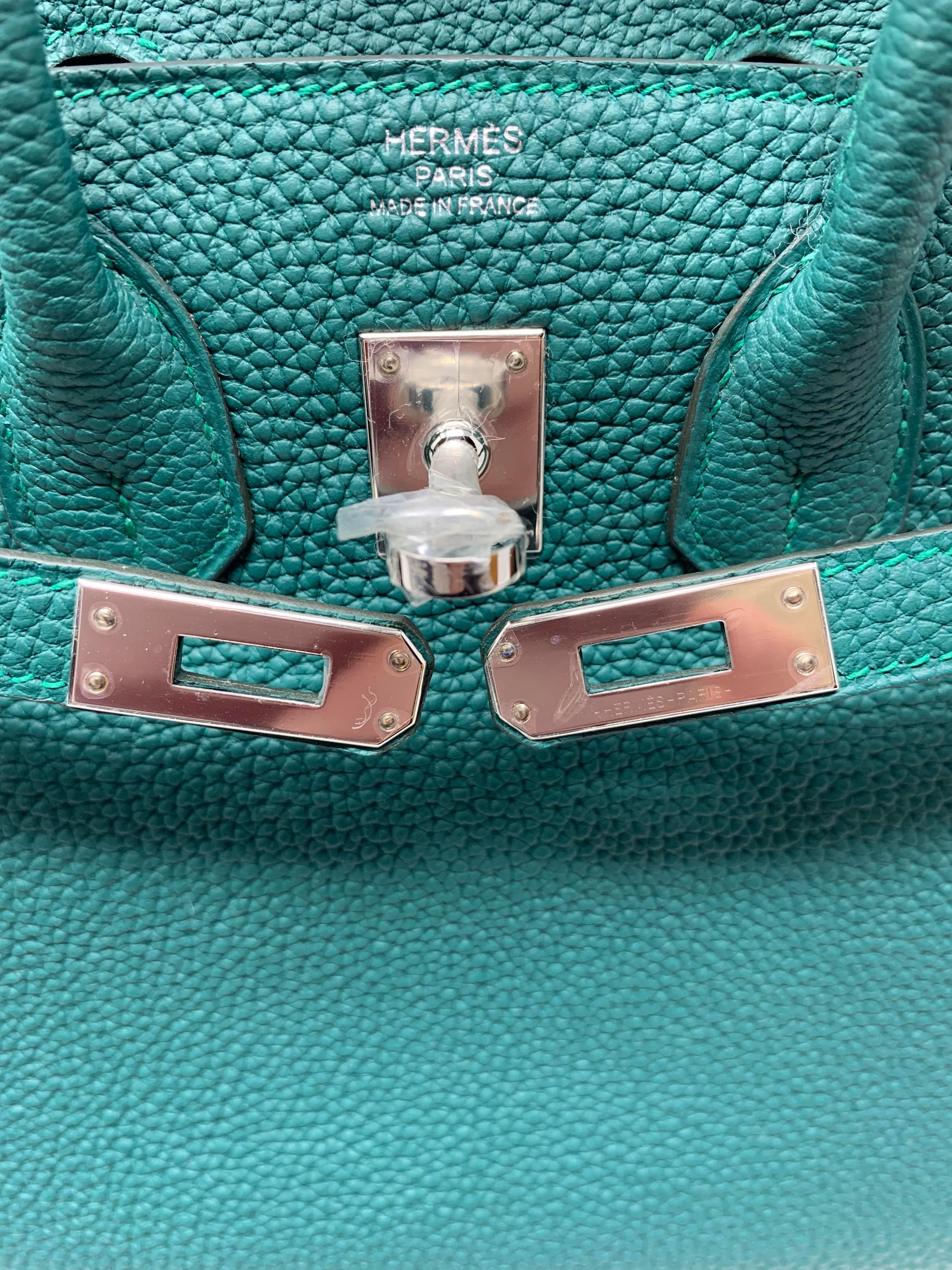 Sophisticated and elegant, this Hermes Birkin bag makes a major color statement in Malachite green, reminiscent of the gemstone. This is the highly sought after and versatile 25cm size. It is crafted in Togo leather with two rolled top handles, a