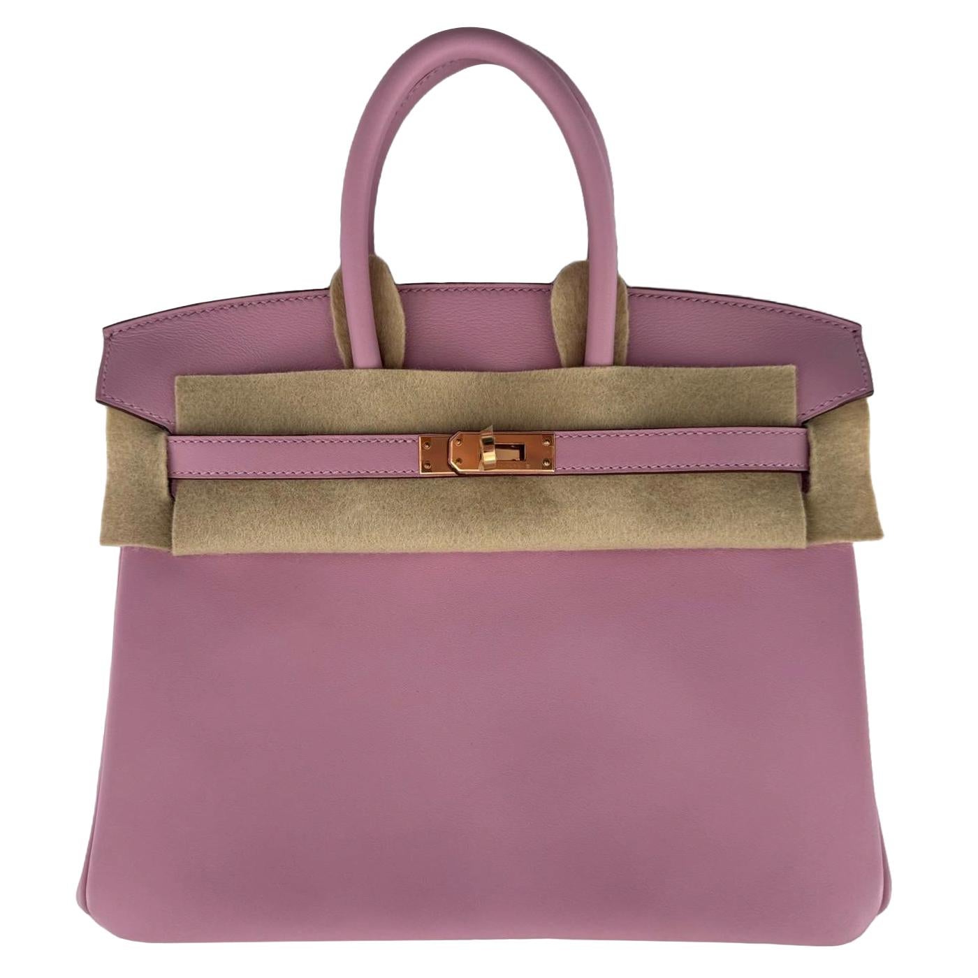 This Hermès Birkin 25 in Mauve Sylvestre is a captivating masterpiece, blending delicate charm with undeniable luxury. Crafted from the opulent Swift leather, known for its buttery softness and its ability to showcase vivid hues, this piece embodies