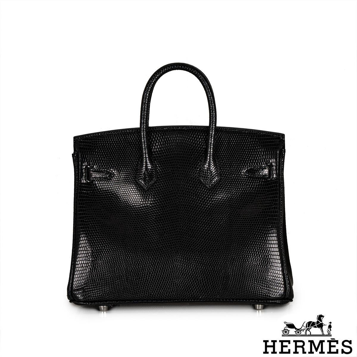 Un sac à main Hermès Exotic Birkin 25cm très séduisant. L'extérieur de ce Birkin exotique est en Noir Lezard Niloticus Lisse brillant avec des surpiqûres ton sur ton. Il est orné de ferrures en palladium, de deux poignées supérieures et d'une