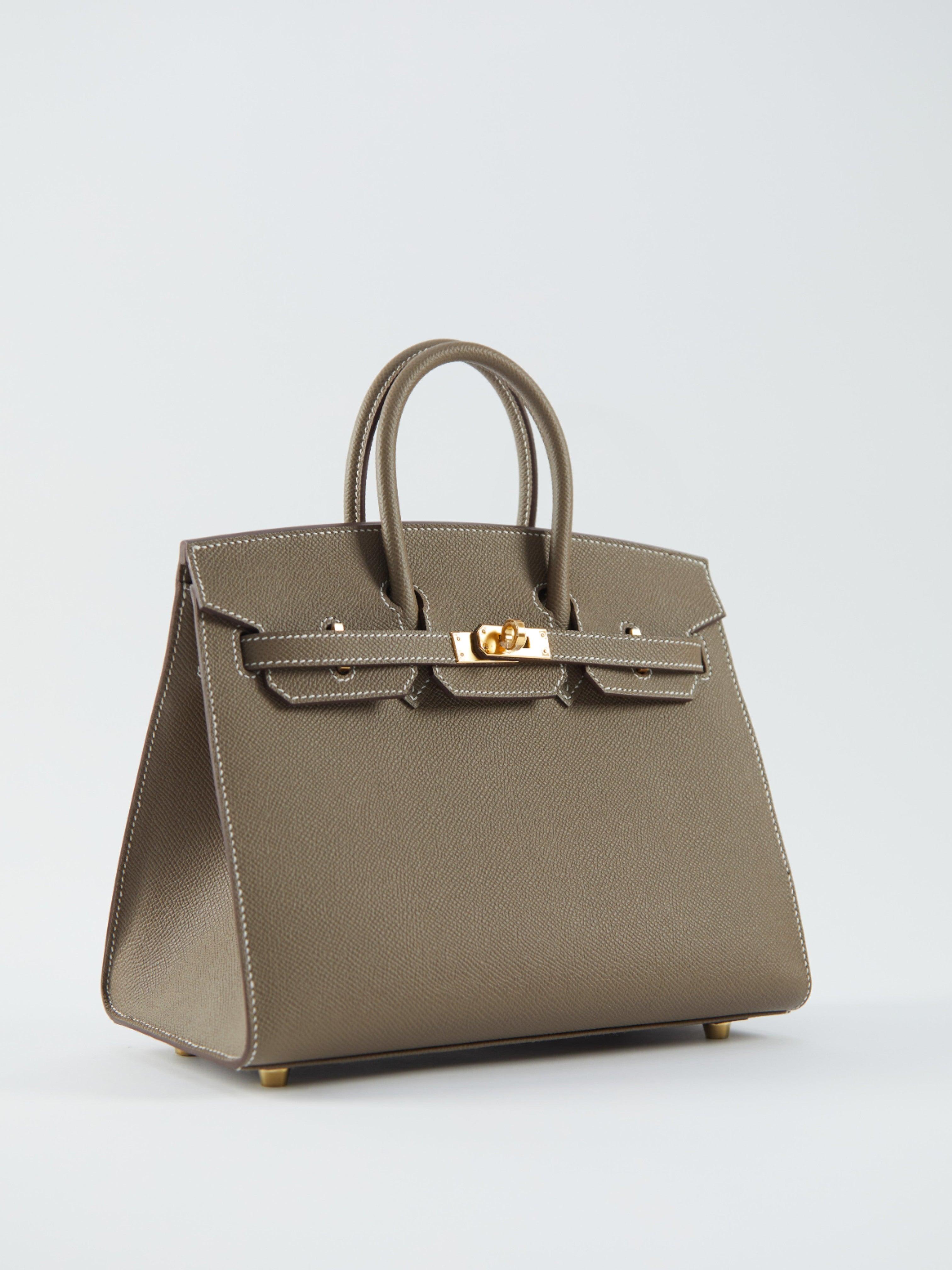 Hermès Birkin 25cm in Etoupe

Sellier

Epsom Leather with Gold Hardware

B Stamp / 2023

Accompanied by: Original receipt, Hermes box, Hermes dustbag, clochette, lock, two keys, clochette dustbag, felt, rainhat, carebook

Measurements: 10