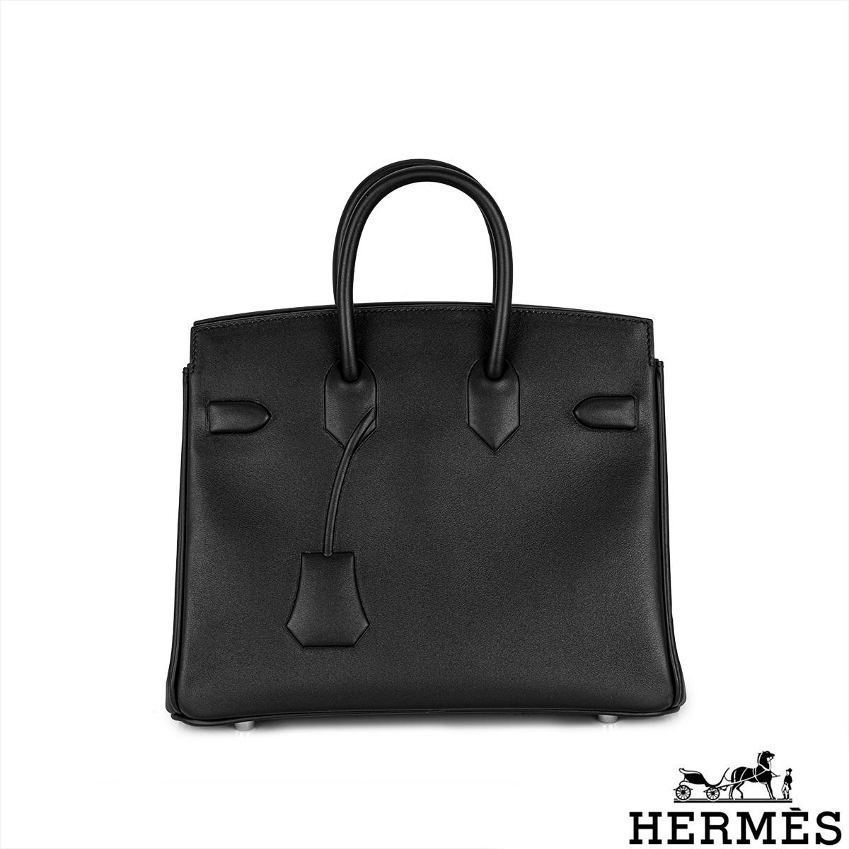 Eine Hermès Birkin 25cm Handtasche in limitierter Auflage. Diese seltene Handtasche wurde erstmals 2009 vom französischen Designer Jean Paul Gaultier als Essenz einer Birkin entworfen. Das Äußere dieser Birkin ist aus schwarzem Swift-Leder mit